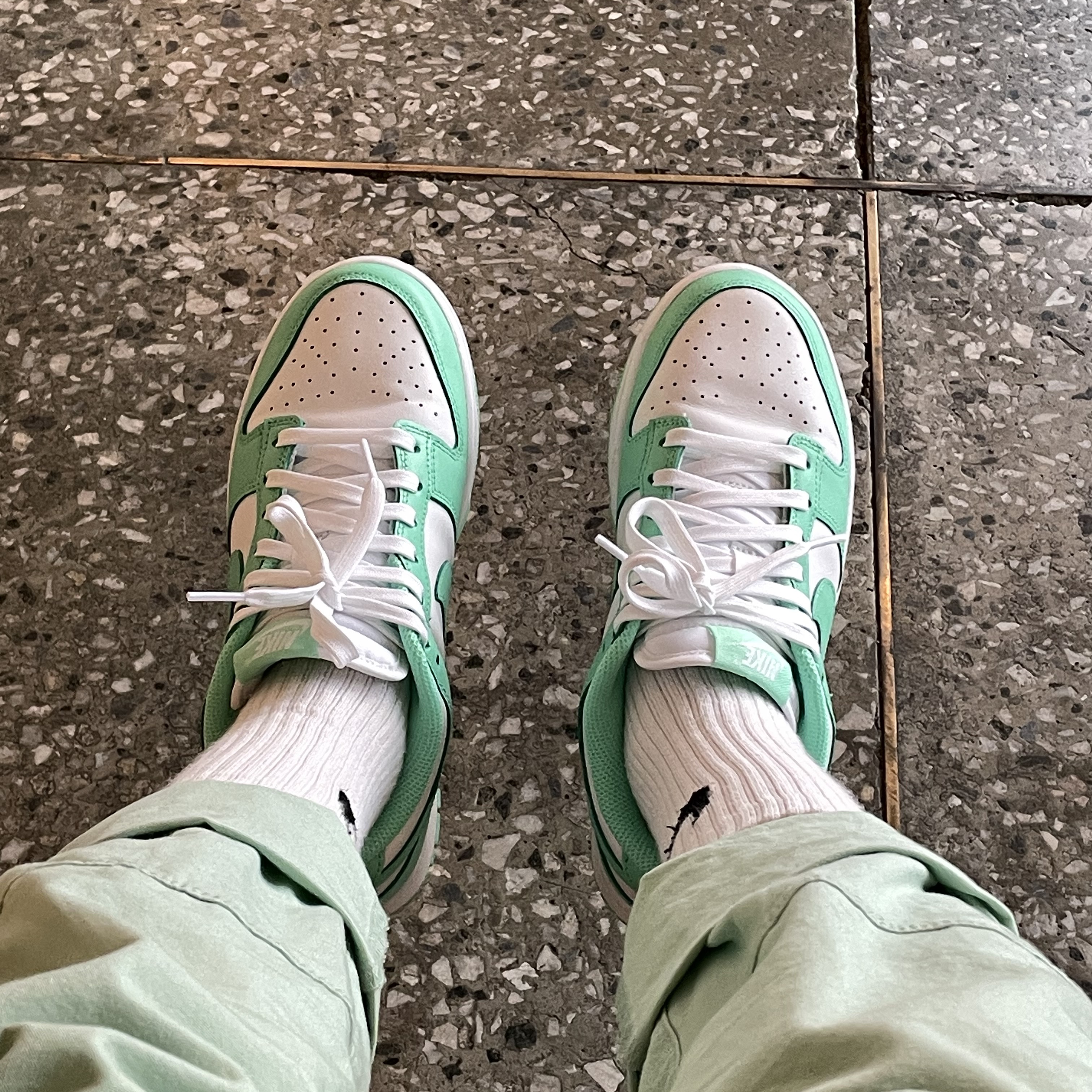 (W) Nike Dunk Low Green Glow 착용 스타일 - 2