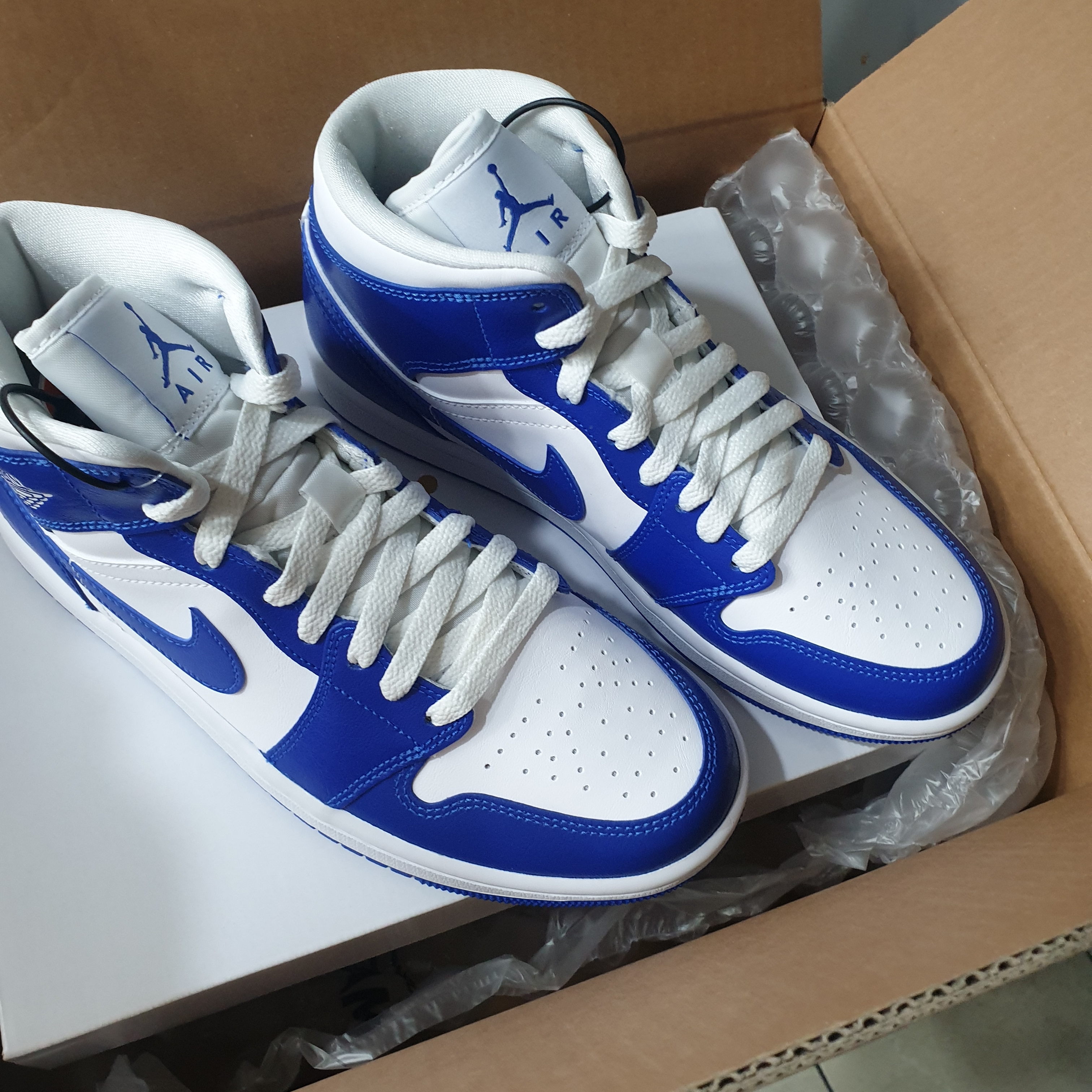 (W) Jordan 1 Mid White Hyper Royal 착용 스타일 - 1