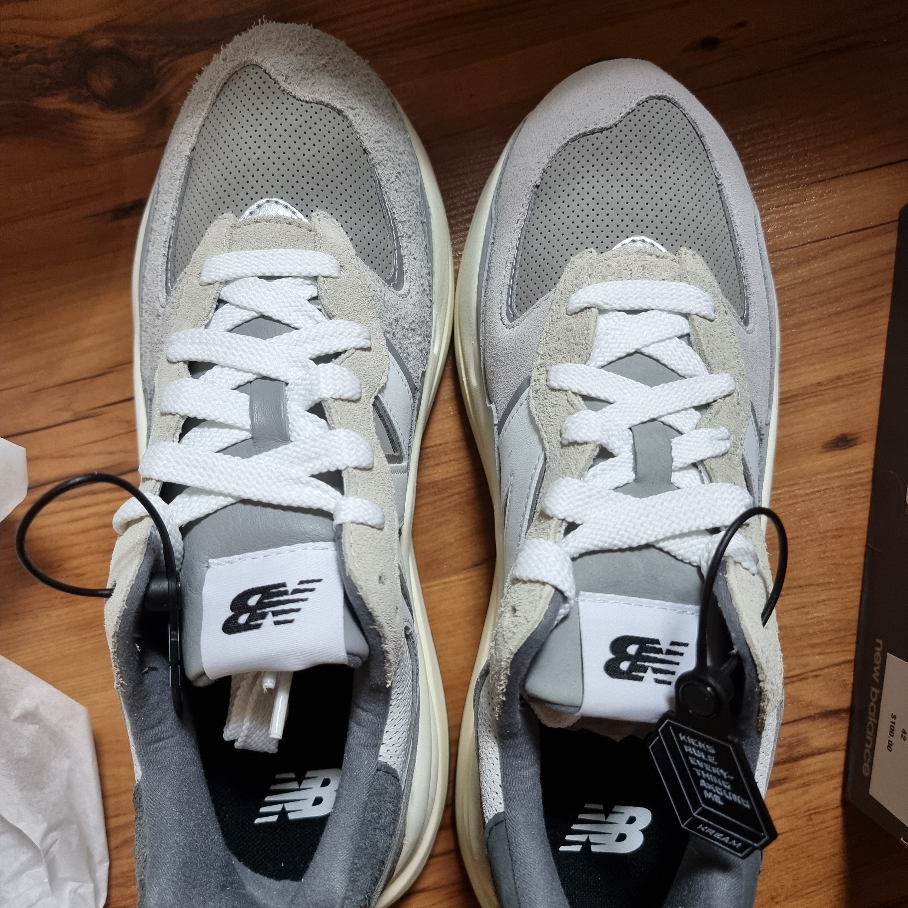New Balance 5740 Grey 착용 스타일