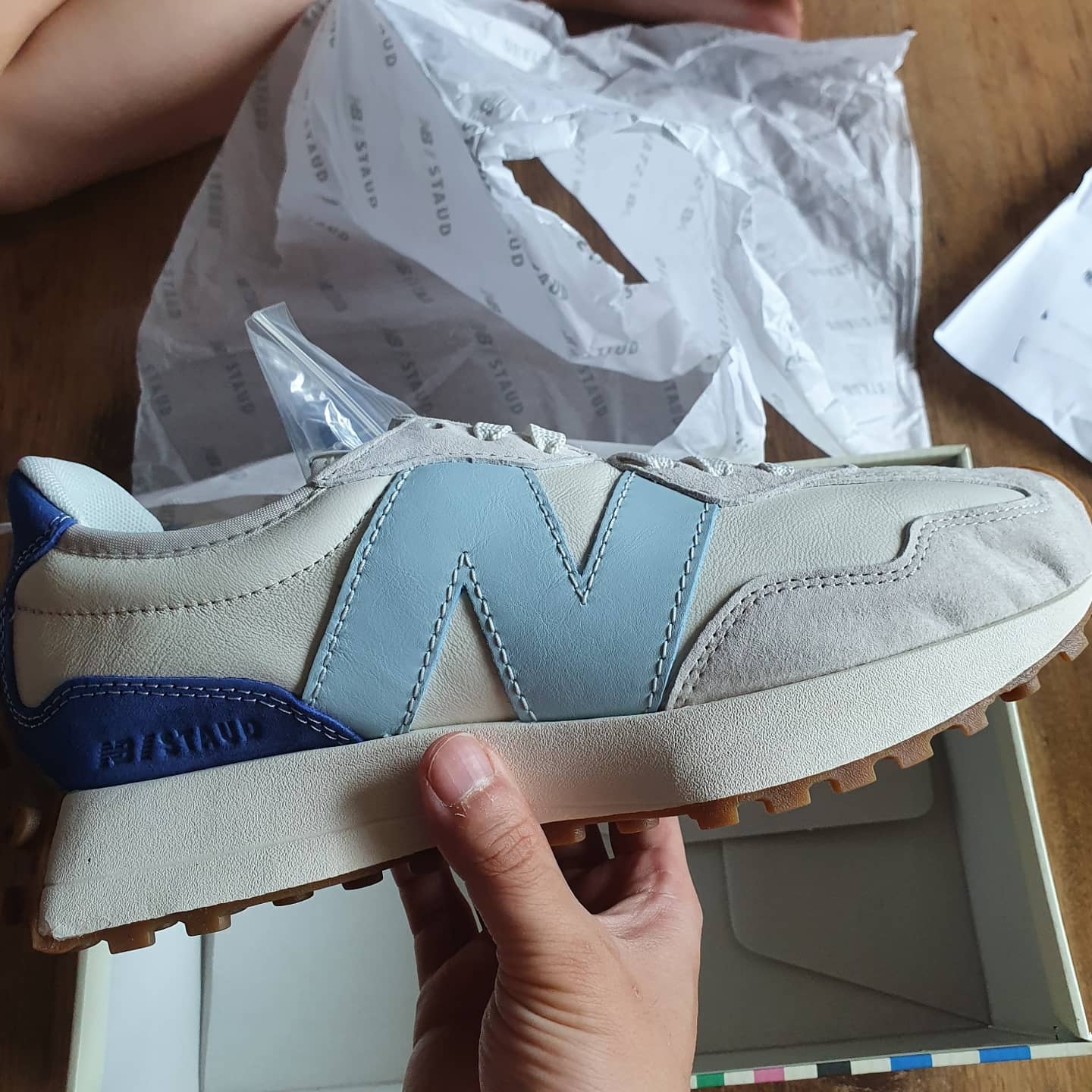 New Balance x Staud 327 Sea Salt Atlantic 착용 스타일 - 1