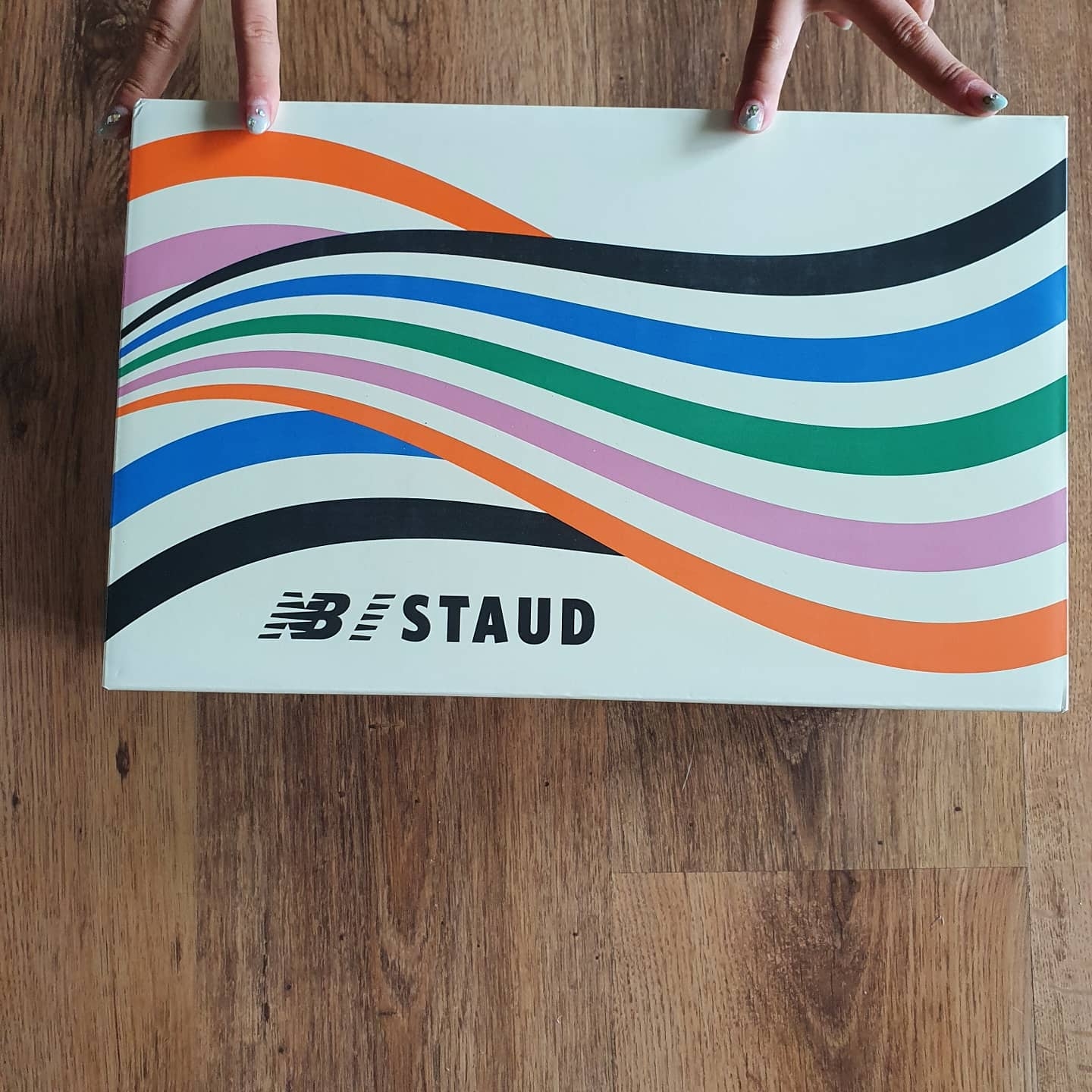 New Balance x Staud 327 Sea Salt Atlantic 착용 스타일 - 3