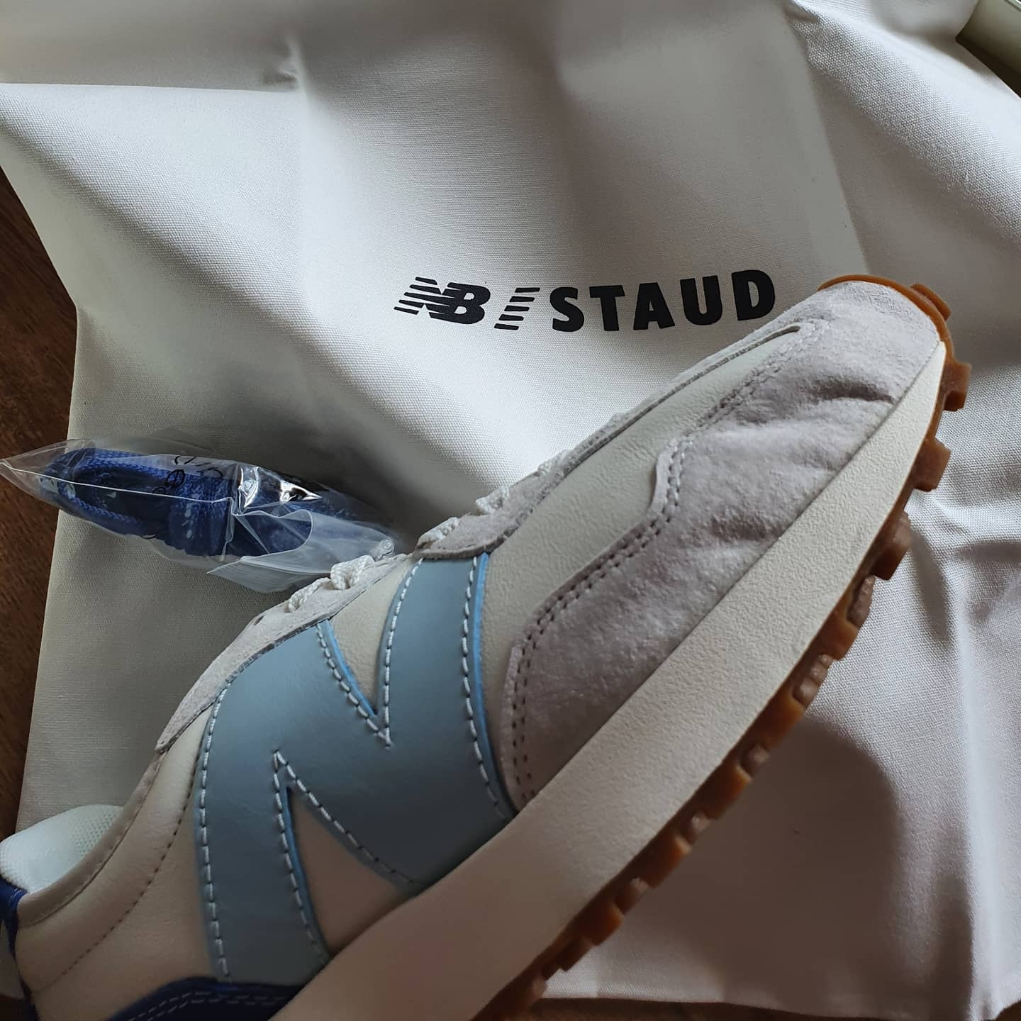 New Balance x Staud 327 Sea Salt Atlantic 착용 스타일 - 2