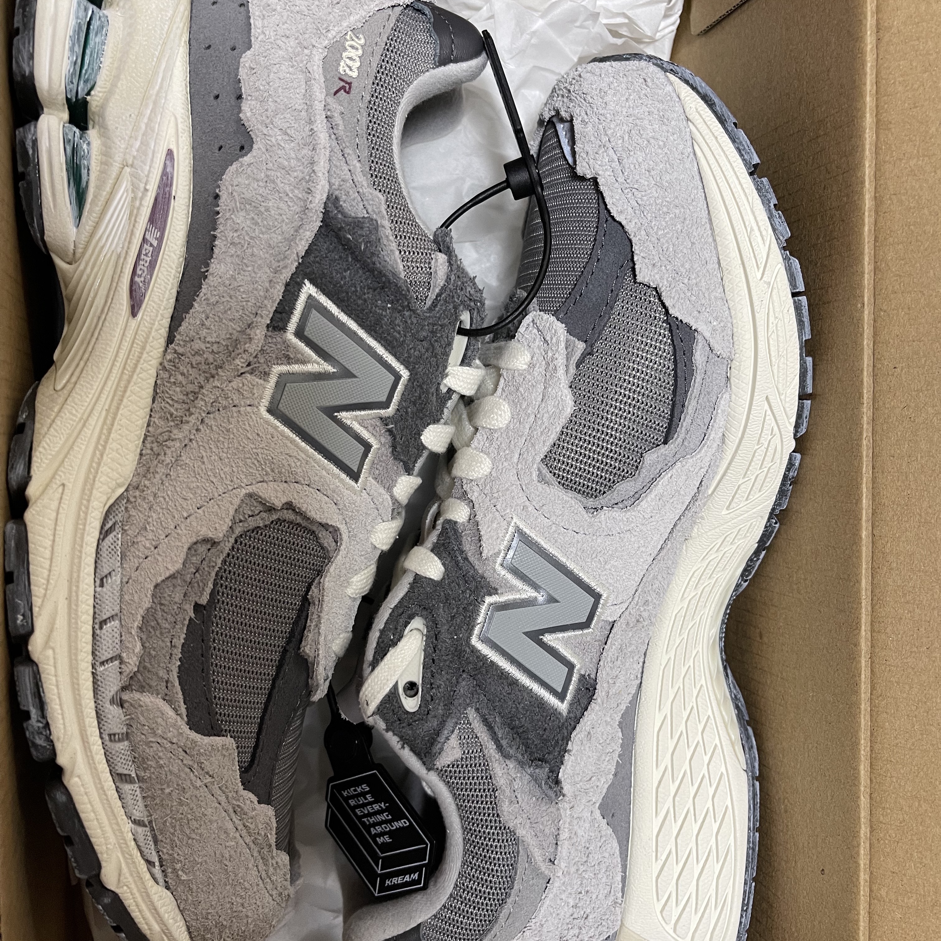 New Balance 2002R Protection Pack Rain Cloud 착용 스타일