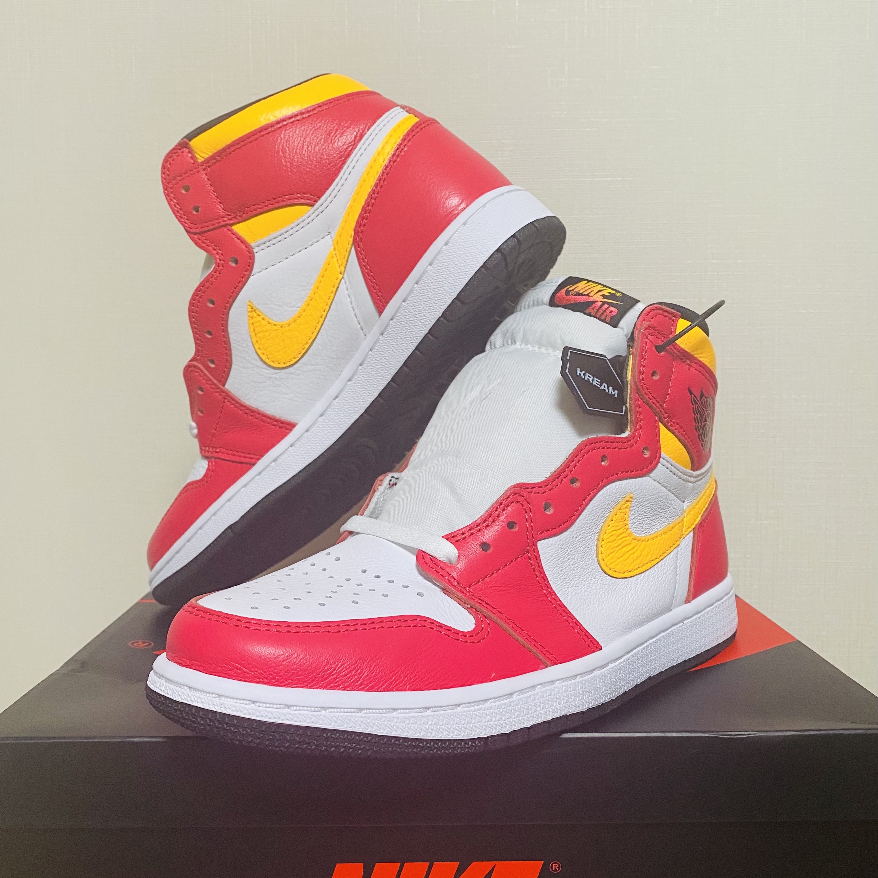 Jordan 1 Retro High OG Light Fusion Red 착용 스타일 - 2
