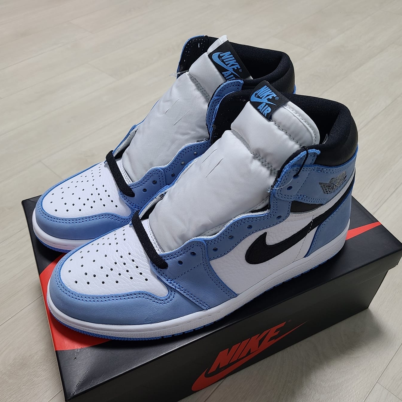 Jordan 1 Retro High OG University Blue 착용 스타일 - 2