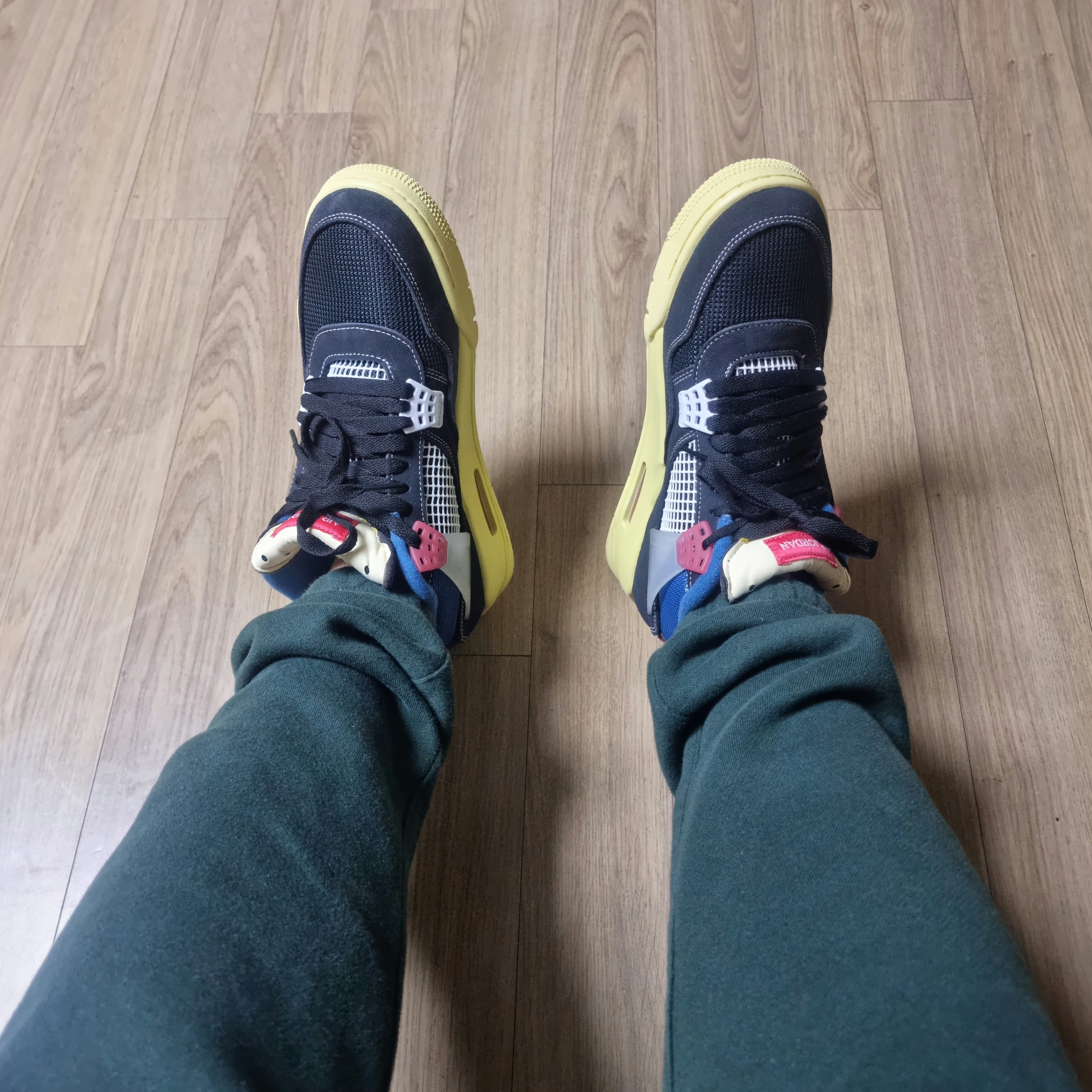 Jordan 4 x Union Retro Off Noir 착용 스타일 - 1