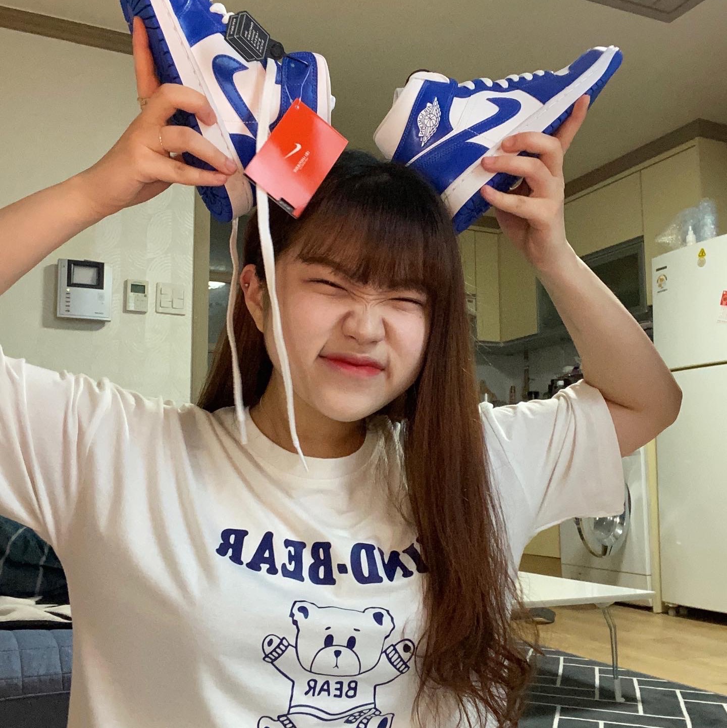 (W) Jordan 1 Mid White Hyper Royal 착용 스타일 - 3