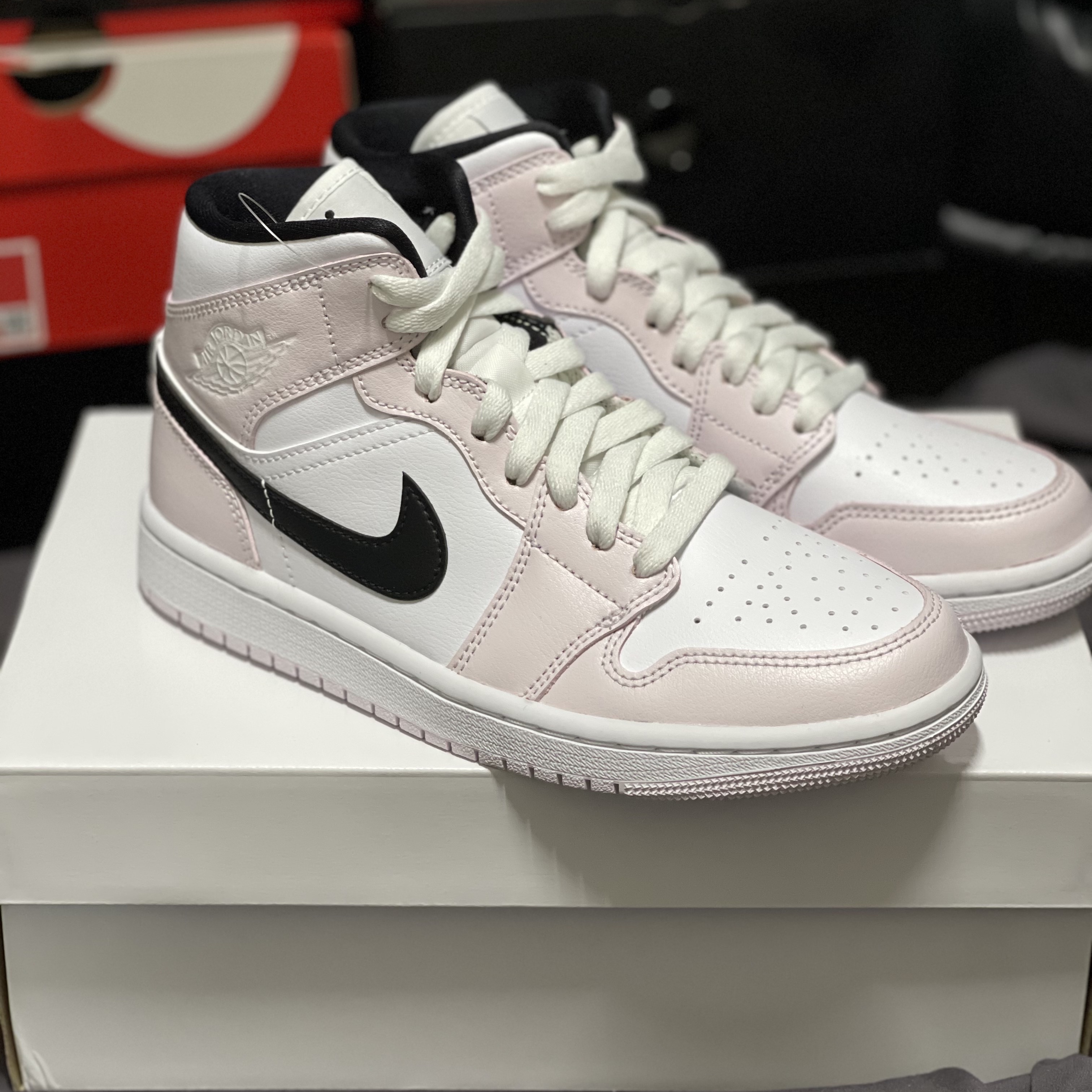 (W) Jordan 1 Mid Barely Rose 착용 스타일