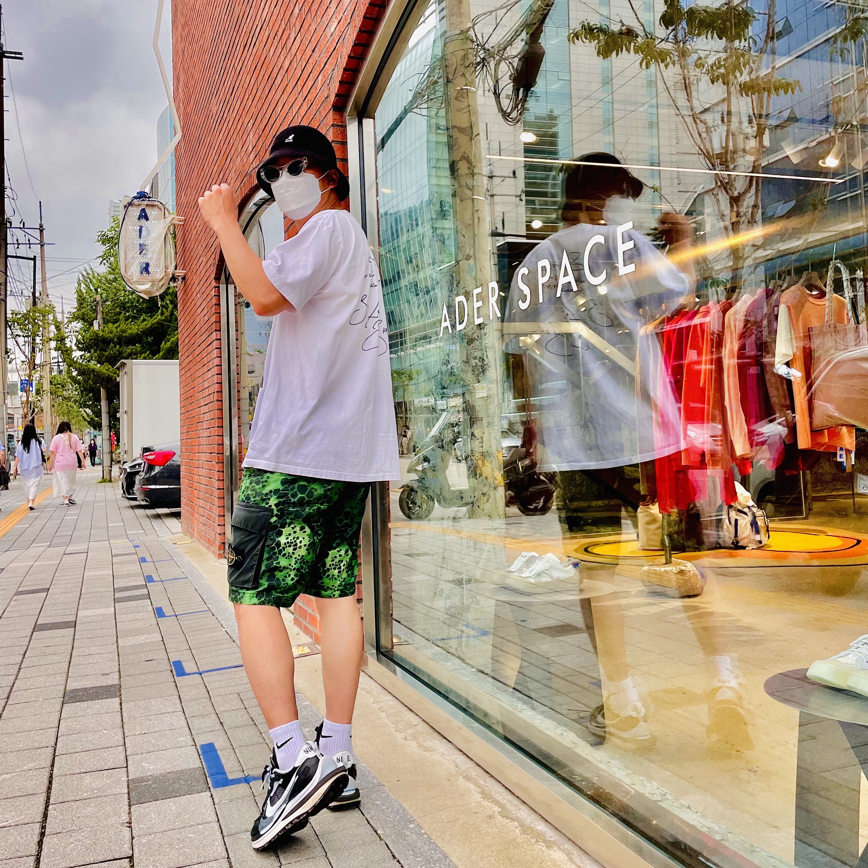 Nike x Sacai VaporWaffle Black White, Supreme Buju Banton T-Shirt White - 19SS 착용 스타일