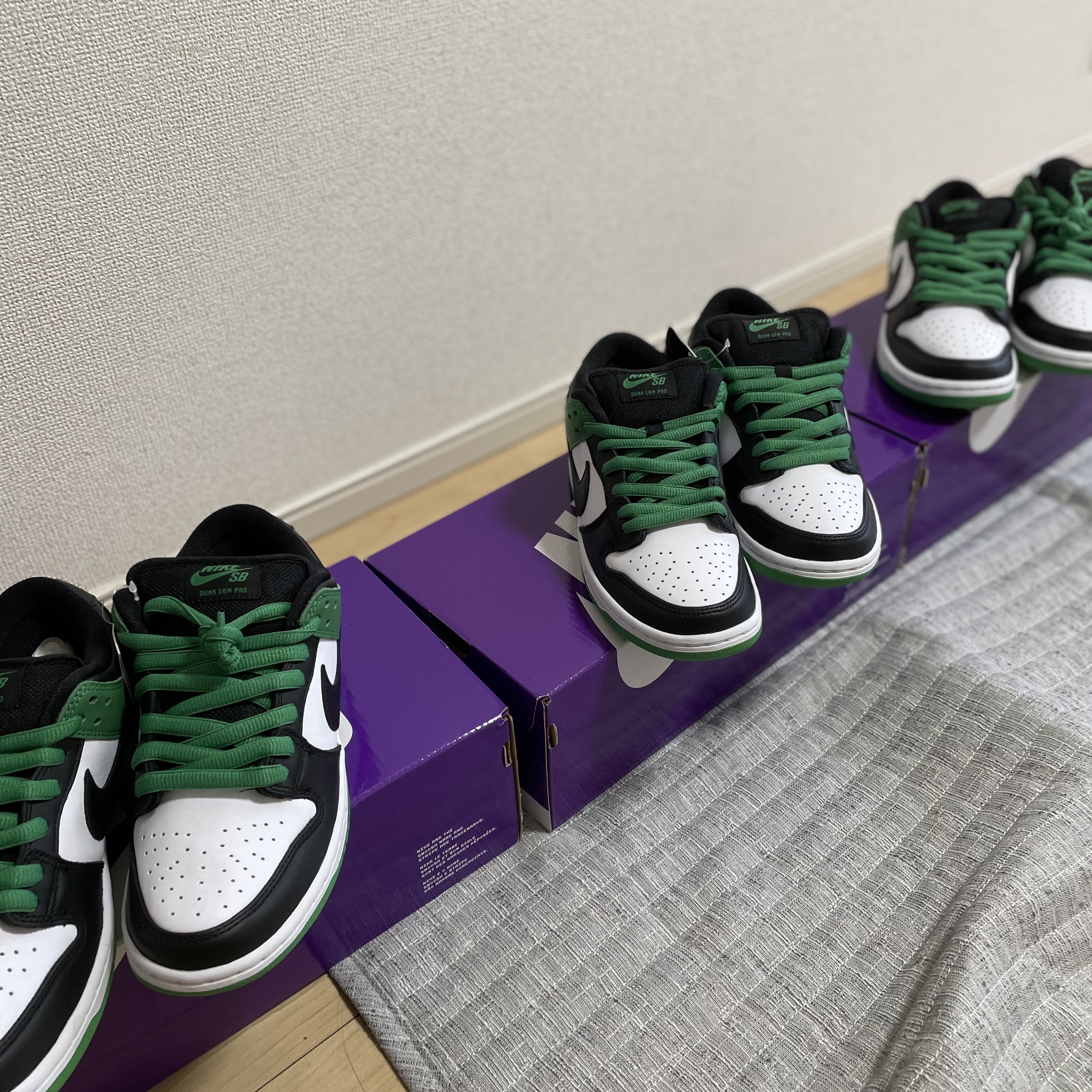 Nike SB Dunk Low Pro Black and Classic Green 착용 스타일 - 2