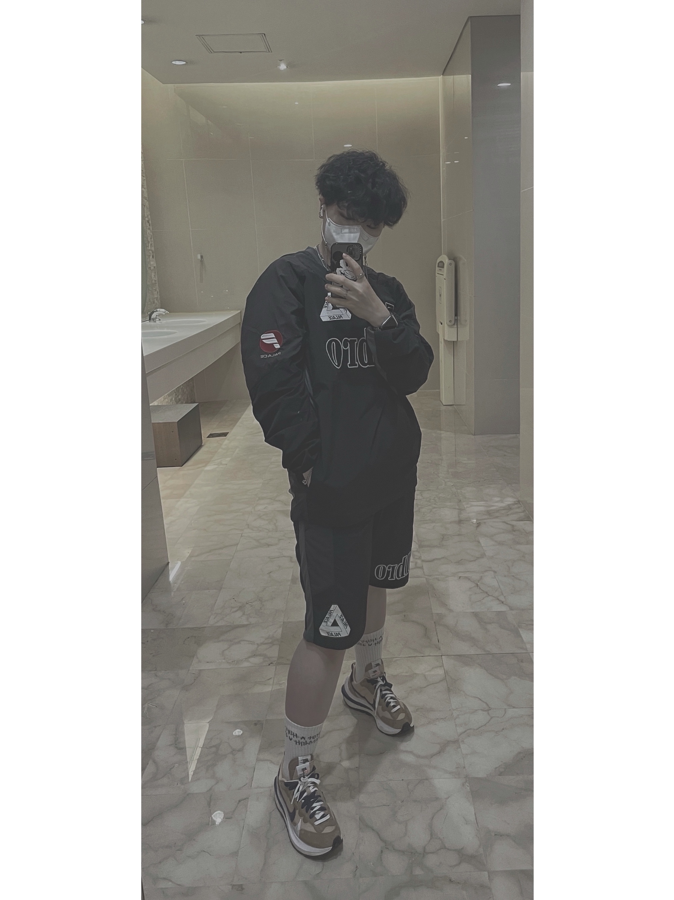 Nike x Sacai VaporWaffle Sesame and Blue Void, Palace Sports Shell Crew Black - 21SS 착용 스타일