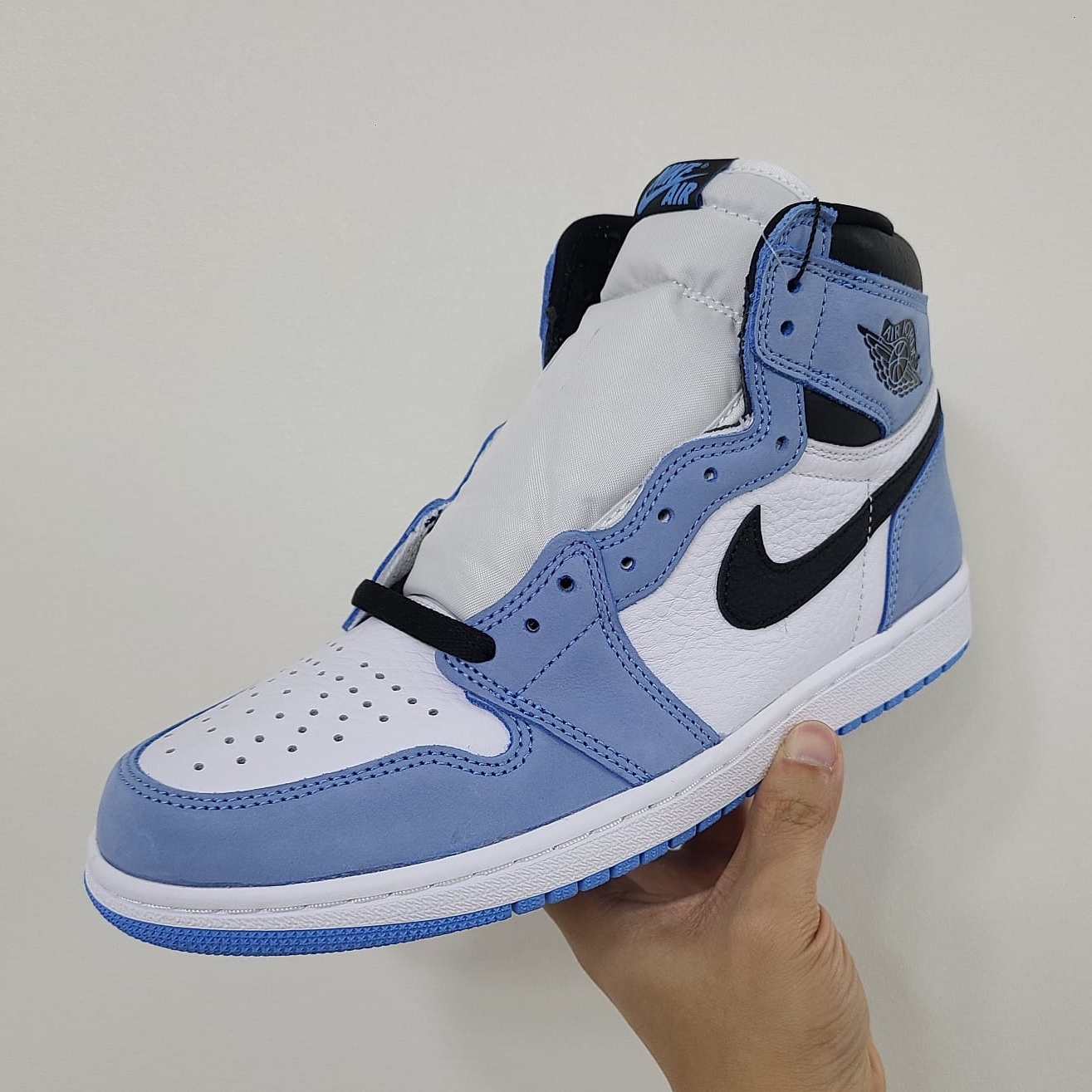 Jordan 1 Retro High OG University Blue 착용 스타일 - 1