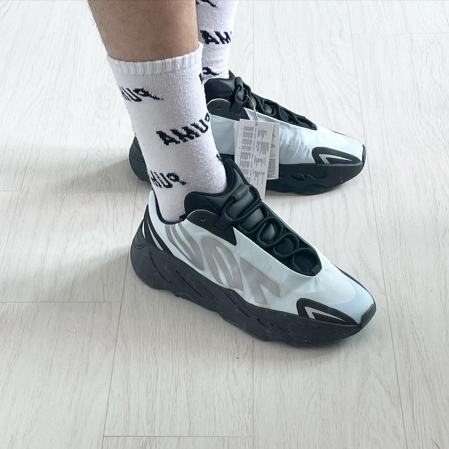 Adidas Yeezy Boost 700 MNVN Blue Tint 착용 스타일 - 1