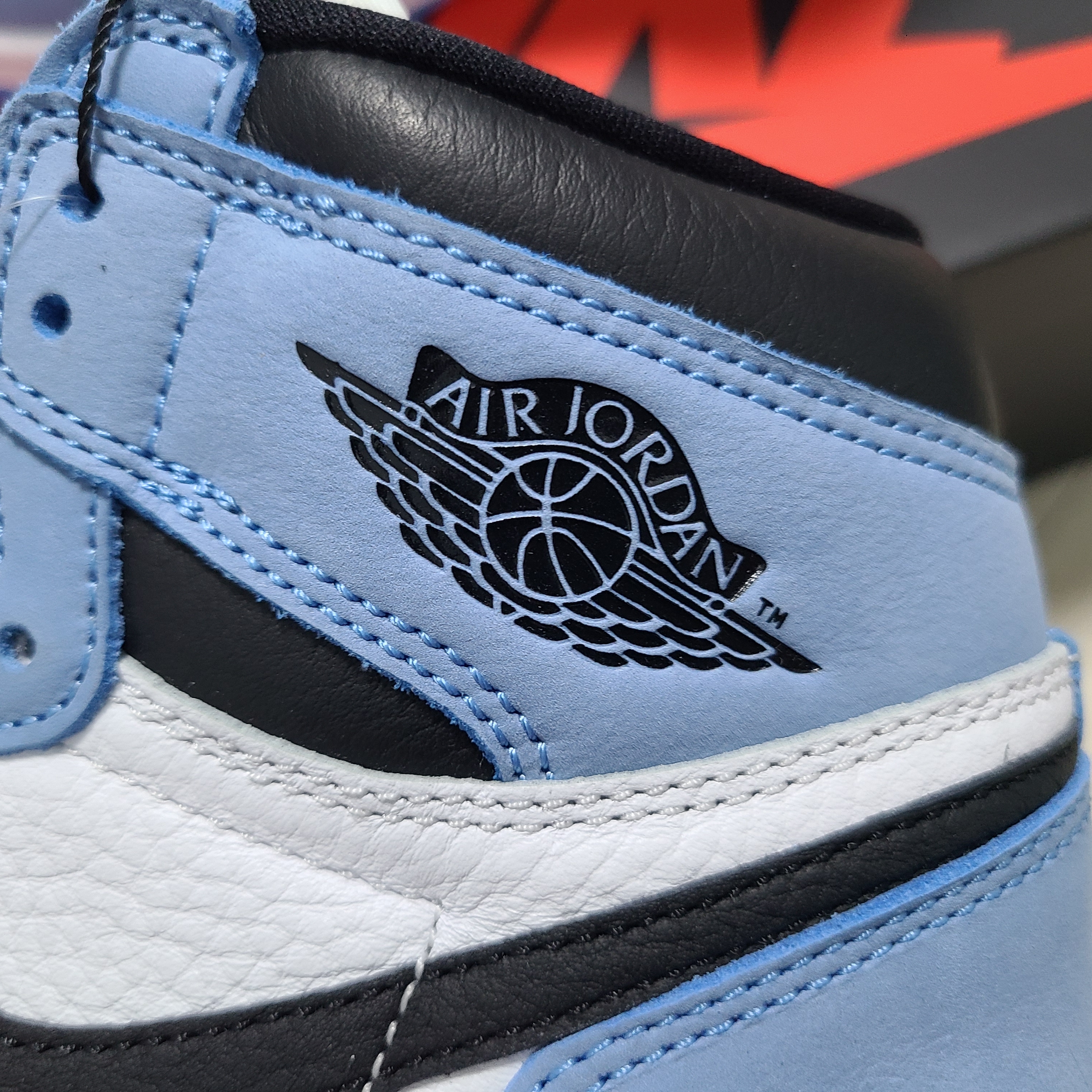 Jordan 1 Retro High OG University Blue 착용 스타일 - 3