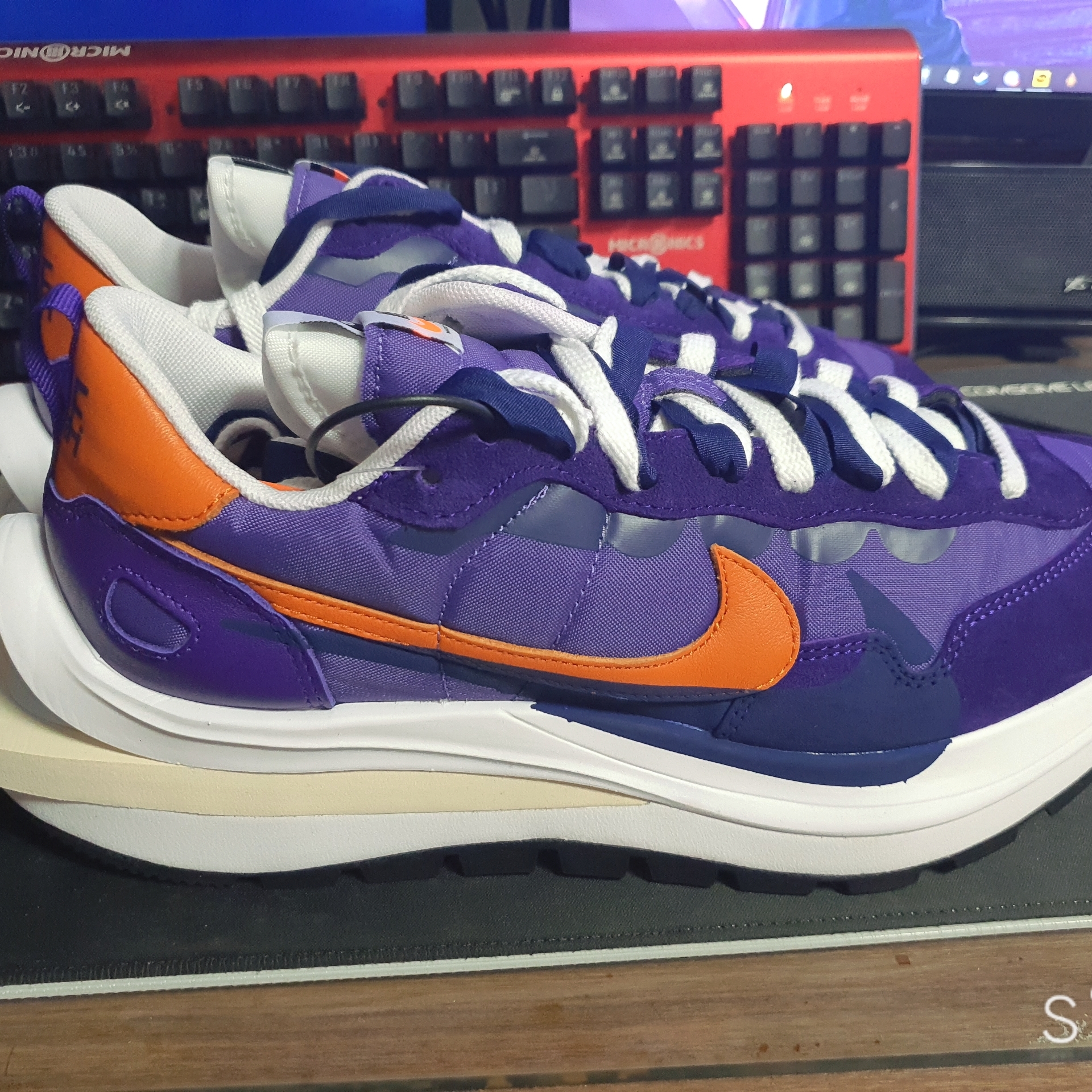 Nike x Sacai VaporWaffle Dark Iris 착용 스타일 - 3