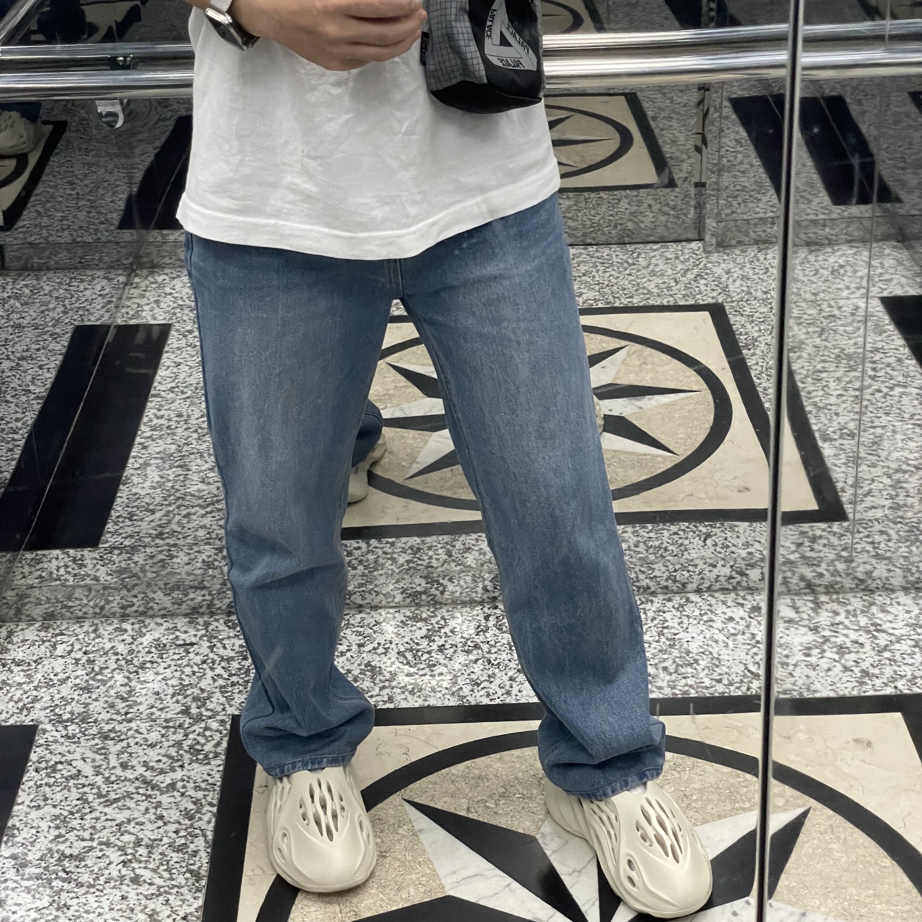 Palace Ballistic Shot Bag Black - 20FW, Adidas Yeezy Foam RNNR Sand 착용 스타일