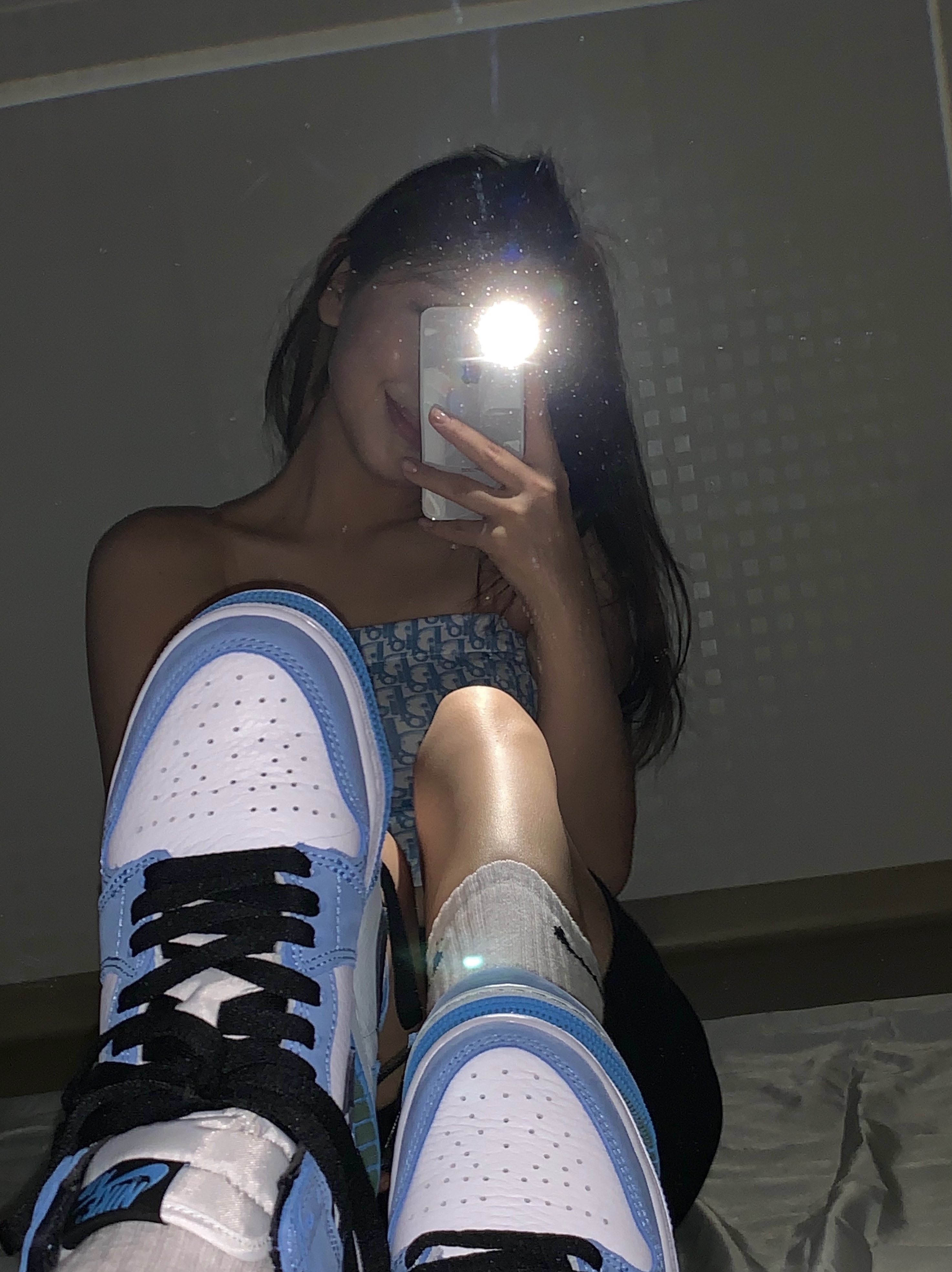 Jordan 1 Retro High OG University Blue 착용 스타일 - 1