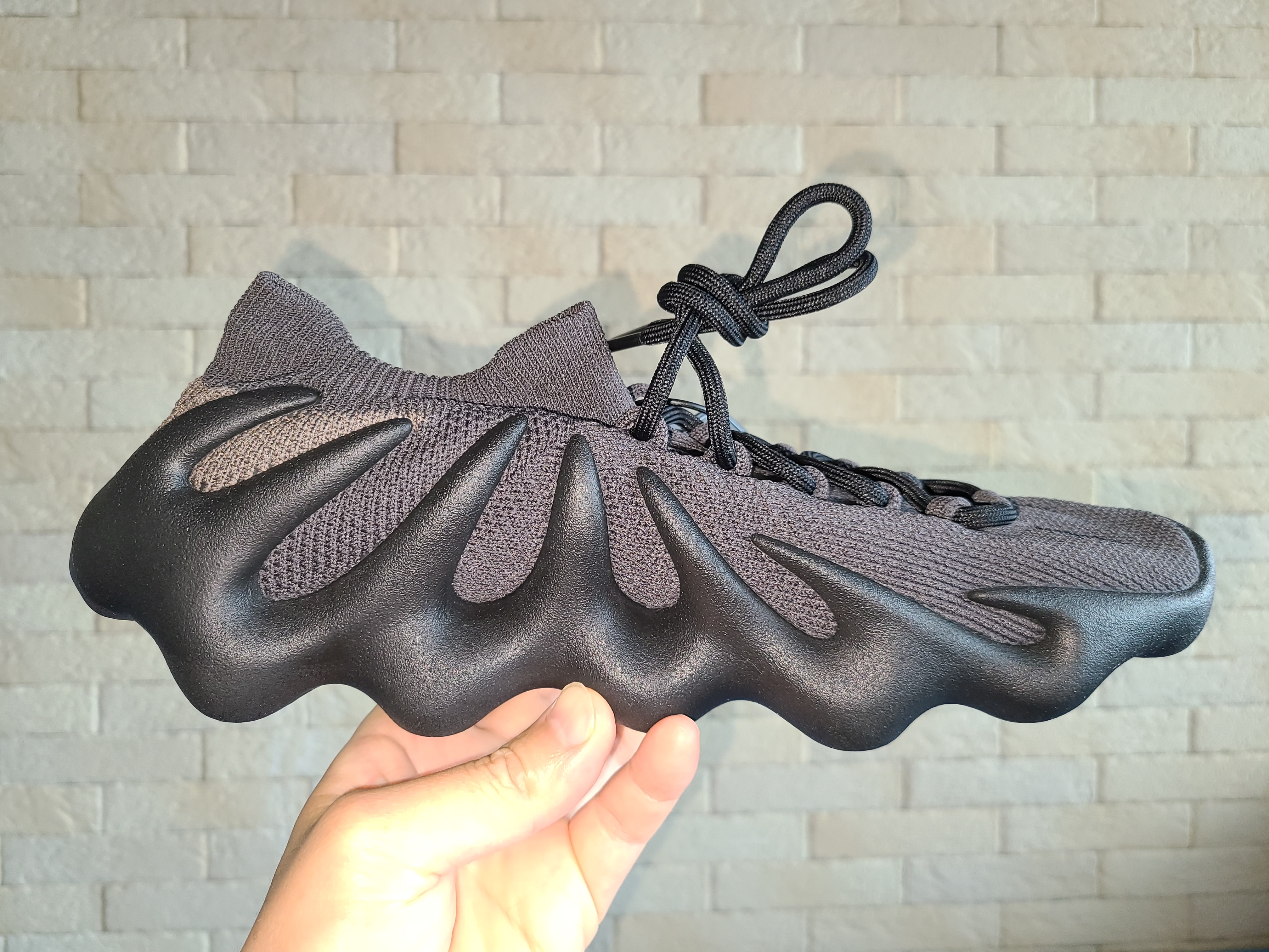Adidas Yeezy 450 Dark Slate 착용 스타일 - 2