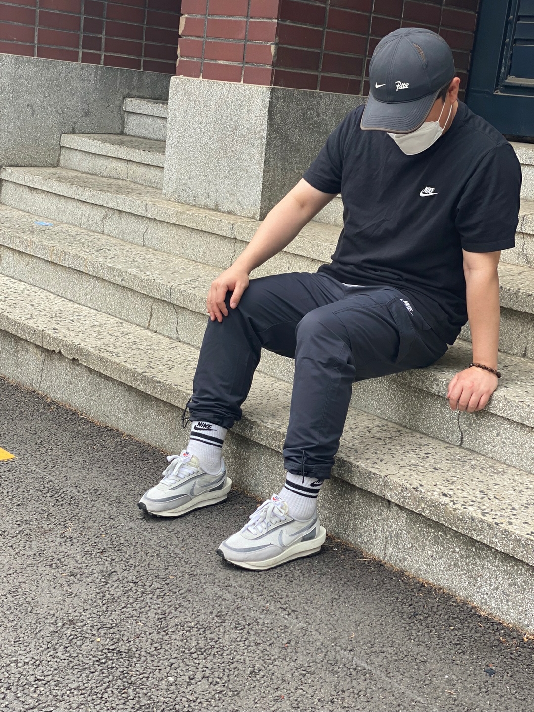 Nike x Sacai LDWaffle Summit White, Nike x Patta Aerobill Cap Black 착용 스타일