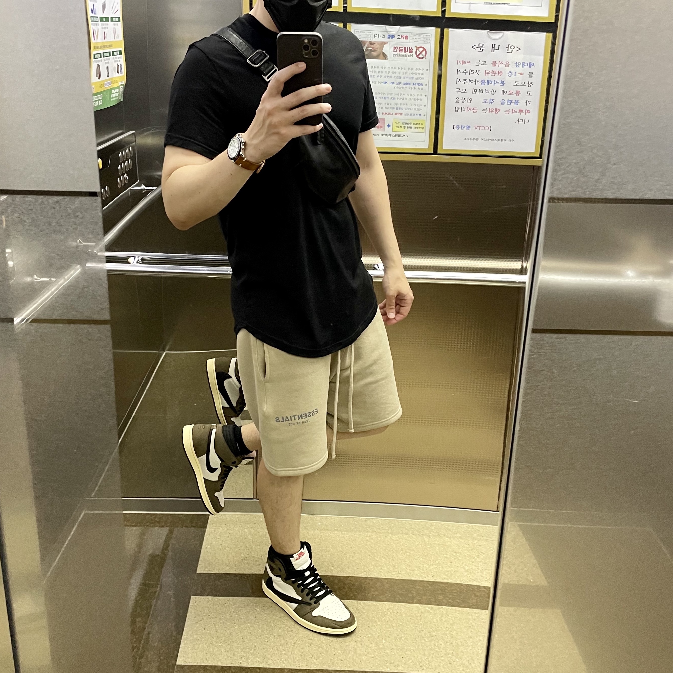 Jordan 1 x Travis Scott Retro High OG SP Mocha, Essentials Sweatshorts Moss - 21SS 착용 스타일