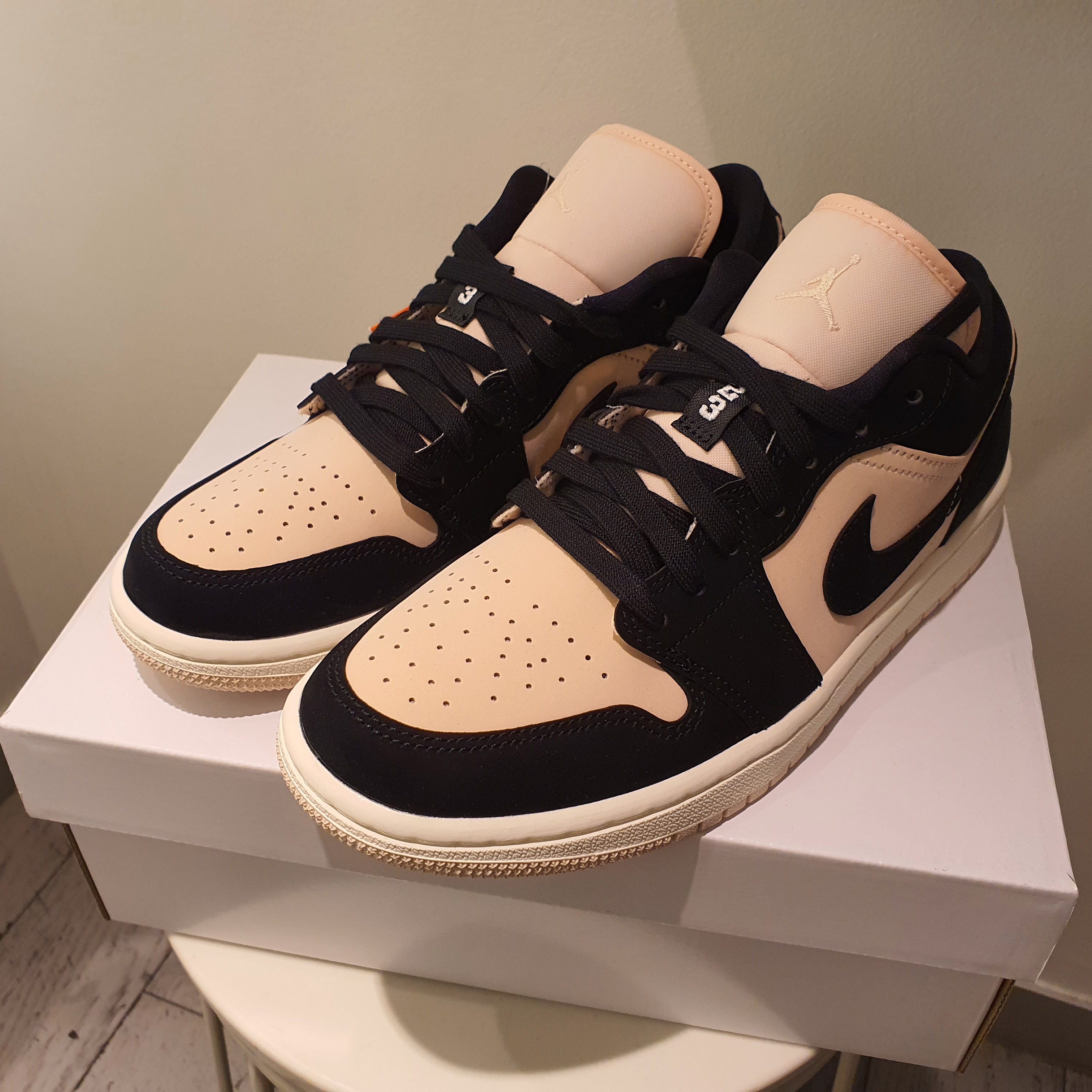 (W) Jordan 1 Low Guava Ice 착용 스타일 - 3