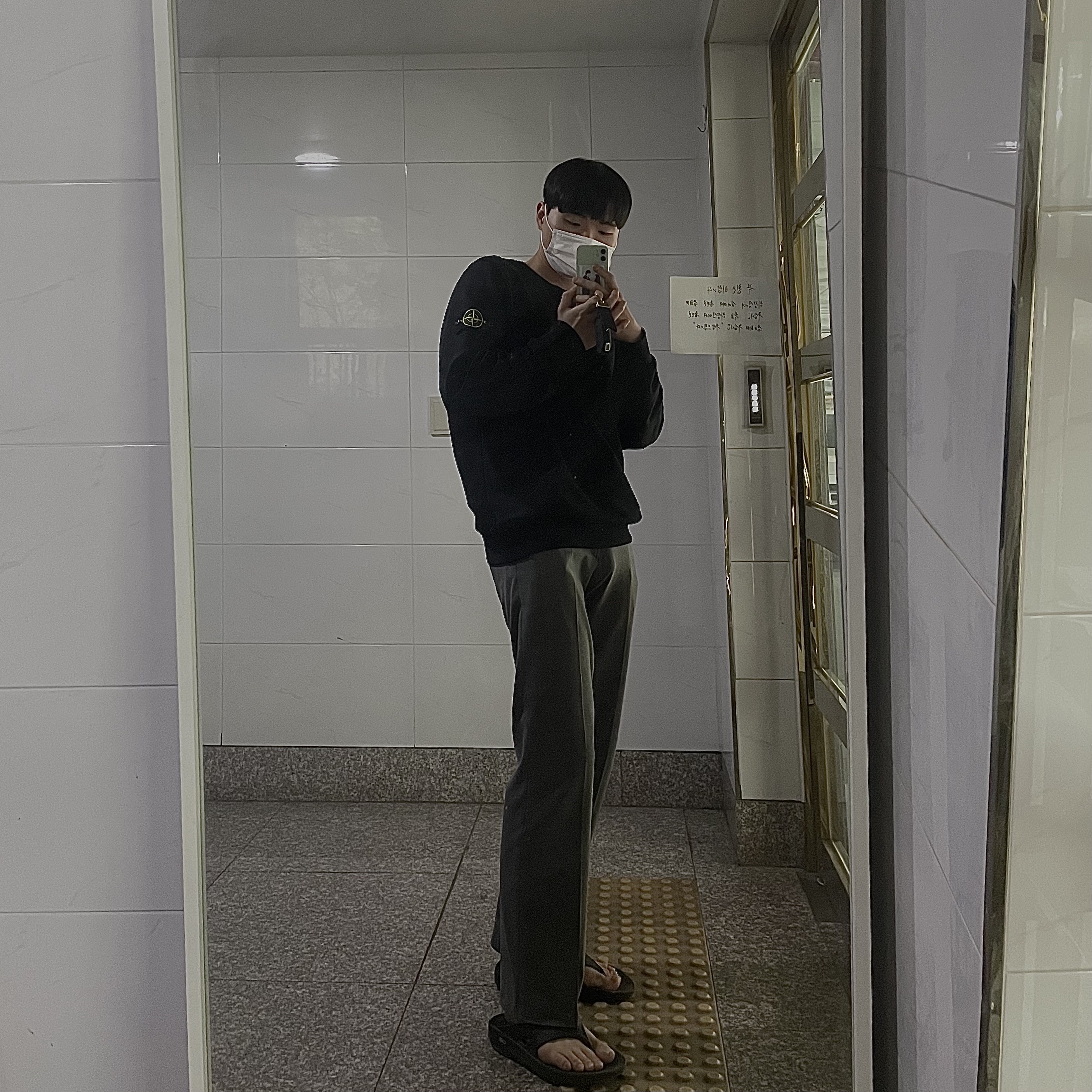 Oofos OOriginal Black, Stone Island 63051 Crewneck Sweatshirt Black - 21SS 착용 스타일
