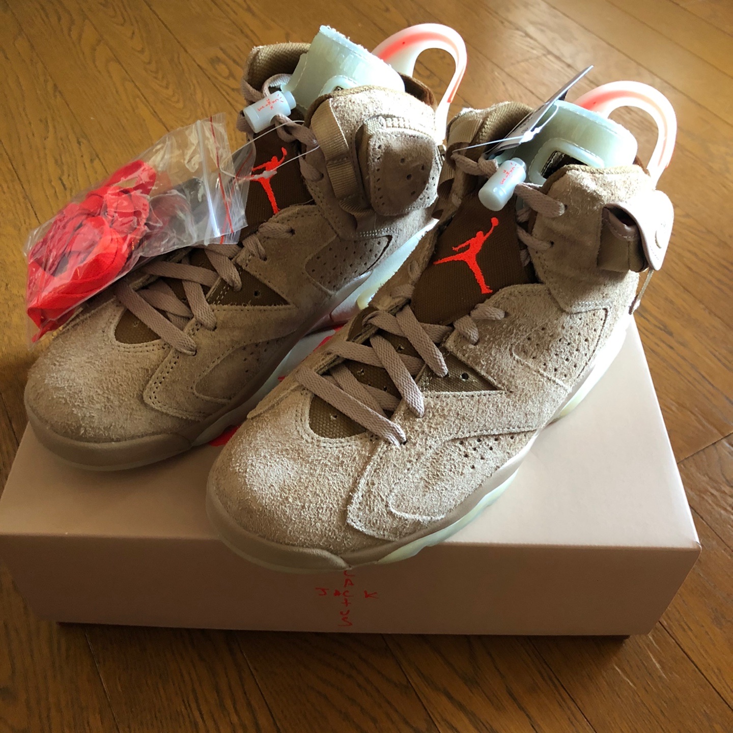 Jordan 6 x Travis Scott Retro SP British Khaki 착용 스타일 - 1