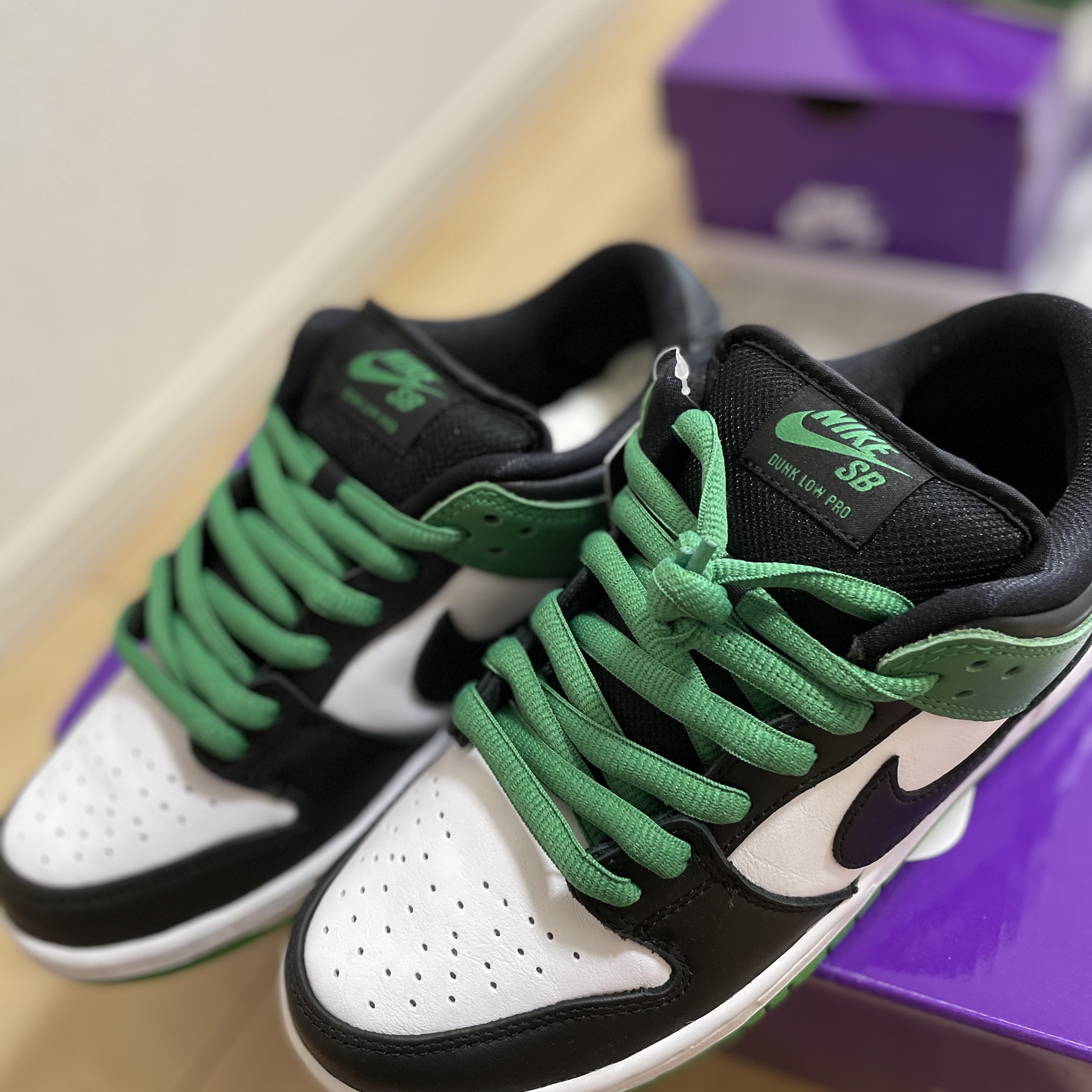 Nike SB Dunk Low Pro Black and Classic Green 착용 스타일 - 5