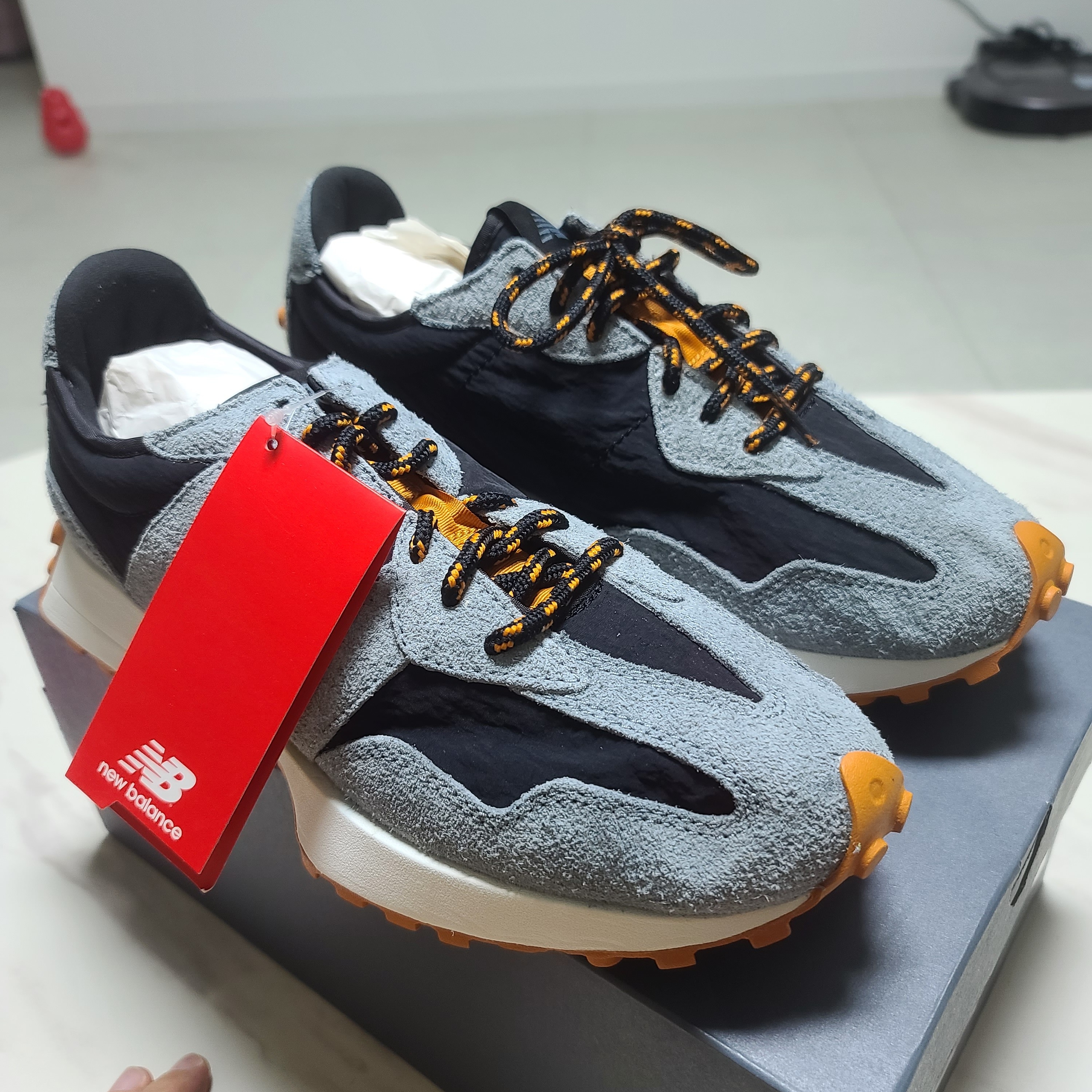 New Balance 327 Black Slate 착용 스타일 - 1