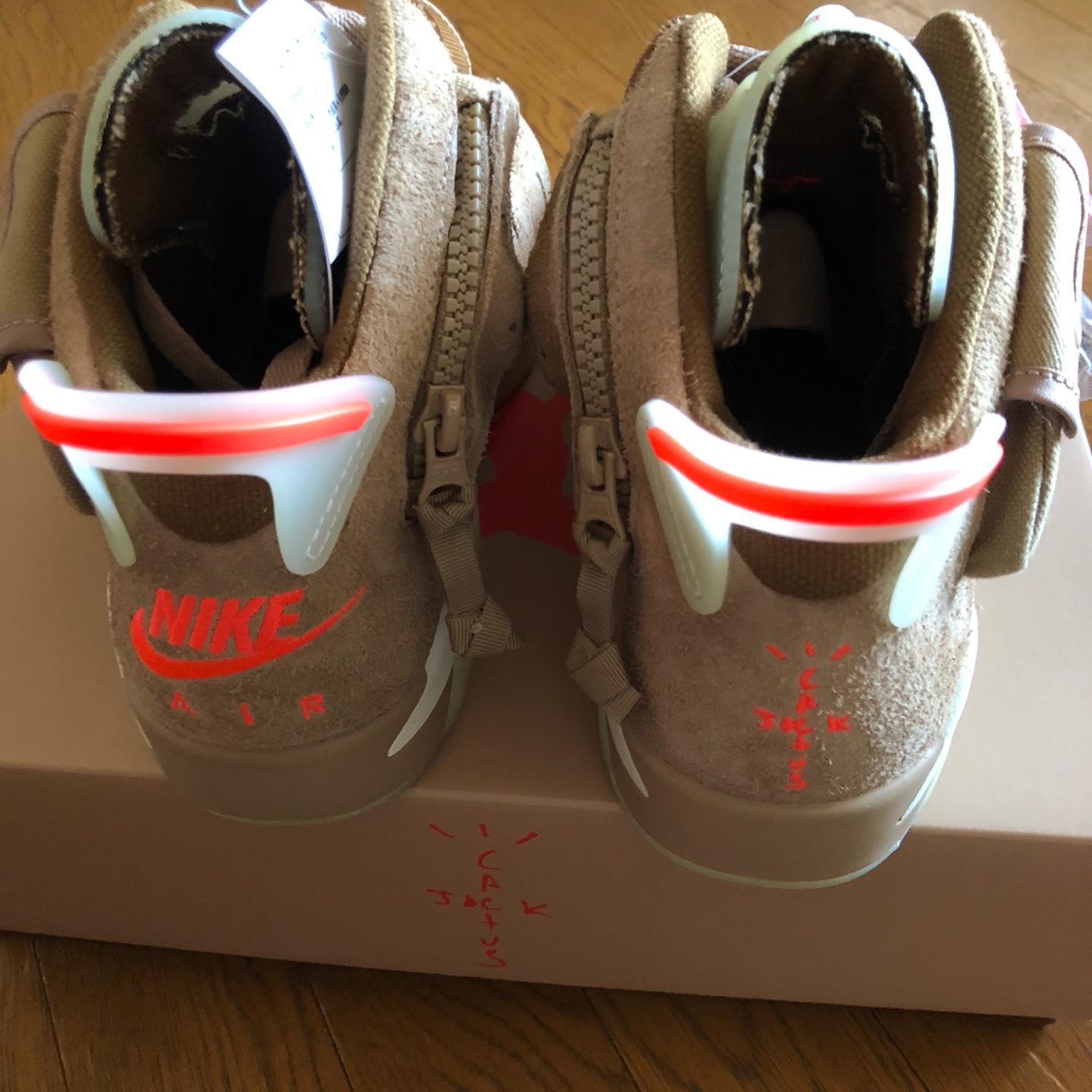 Jordan 6 x Travis Scott Retro SP British Khaki 착용 스타일 - 3
