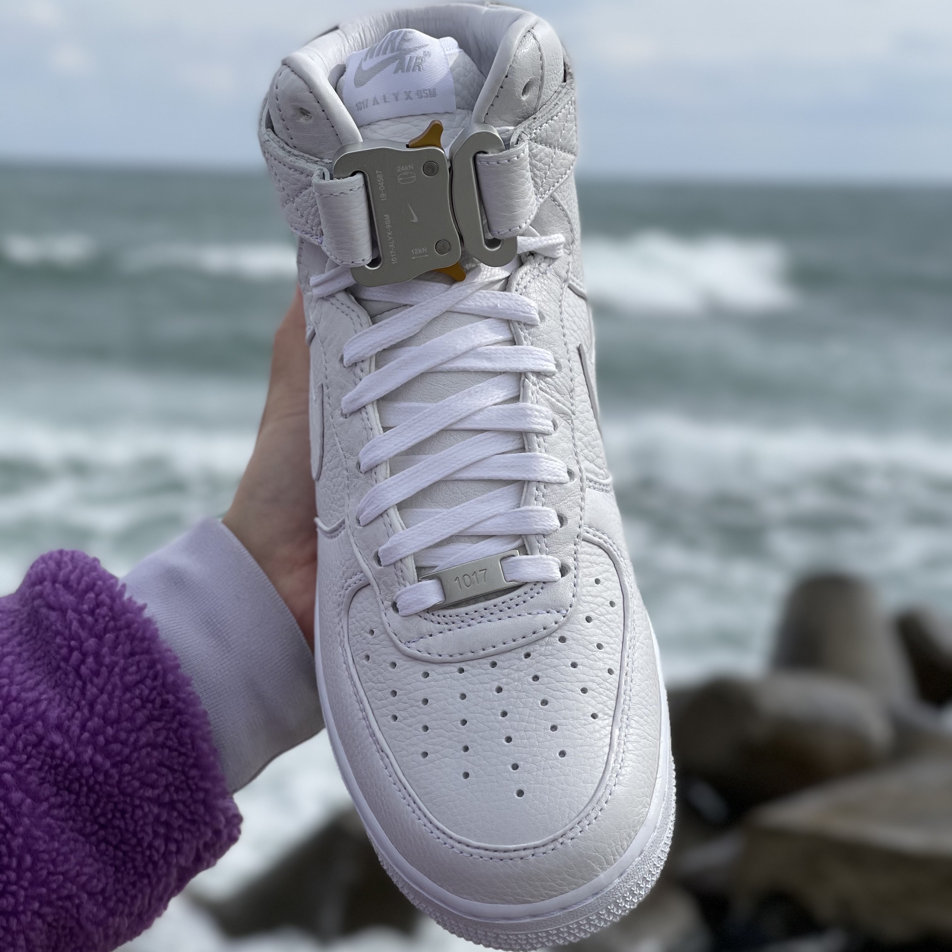 Nike x 1017 Alyx 9SM Air Force 1 High Triple White 2020 착용 스타일 - 1