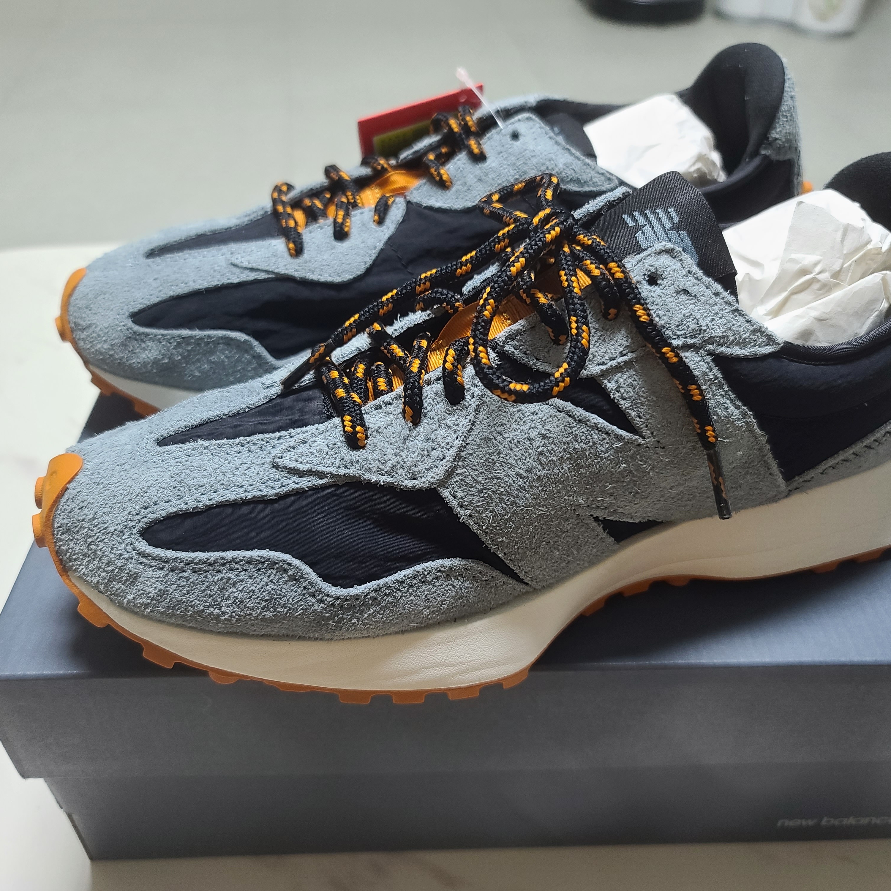 New Balance 327 Black Slate 착용 스타일 - 3