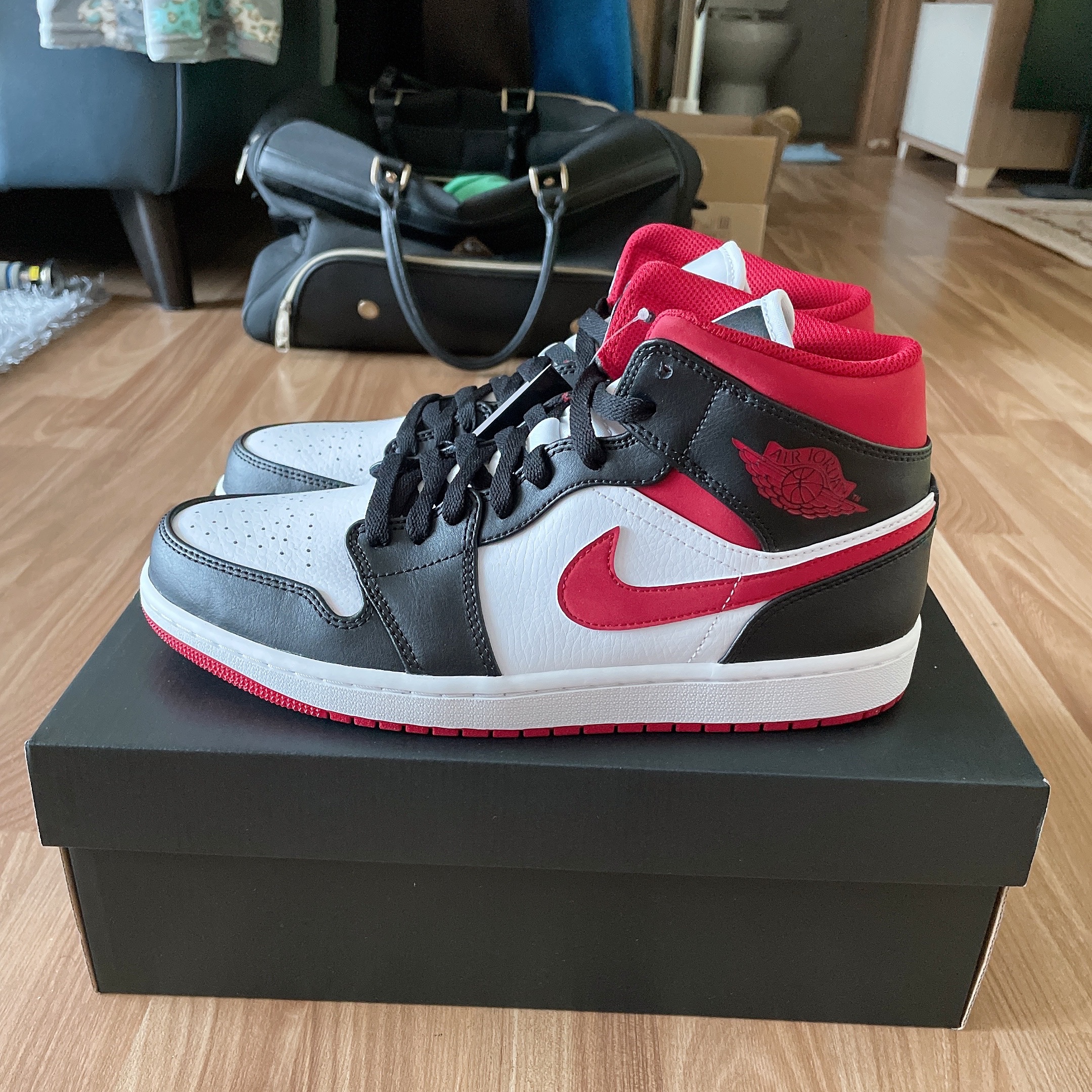 Jordan 1 Mid Gym Red Black White 착용 스타일