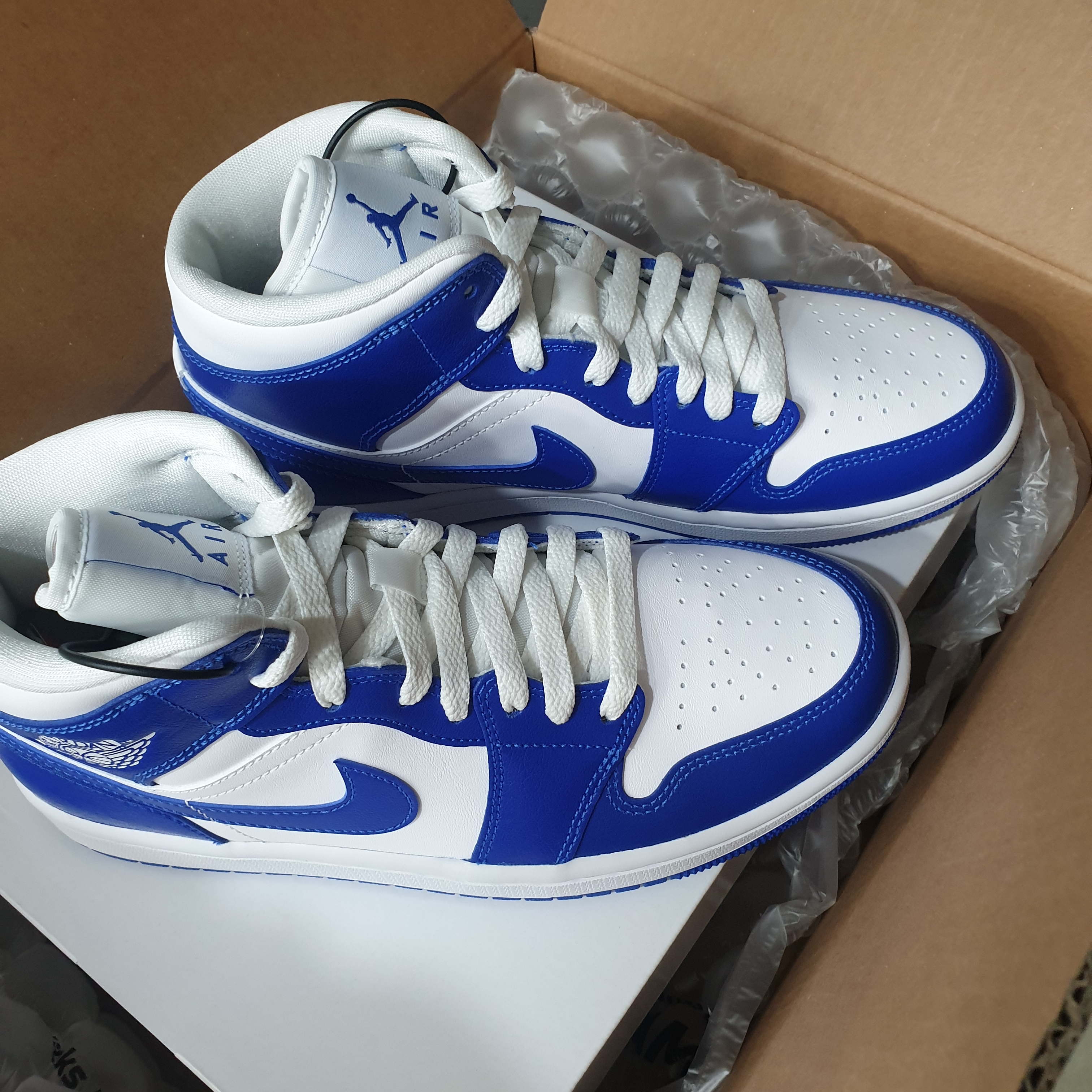 (W) Jordan 1 Mid White Hyper Royal 착용 스타일 - 2