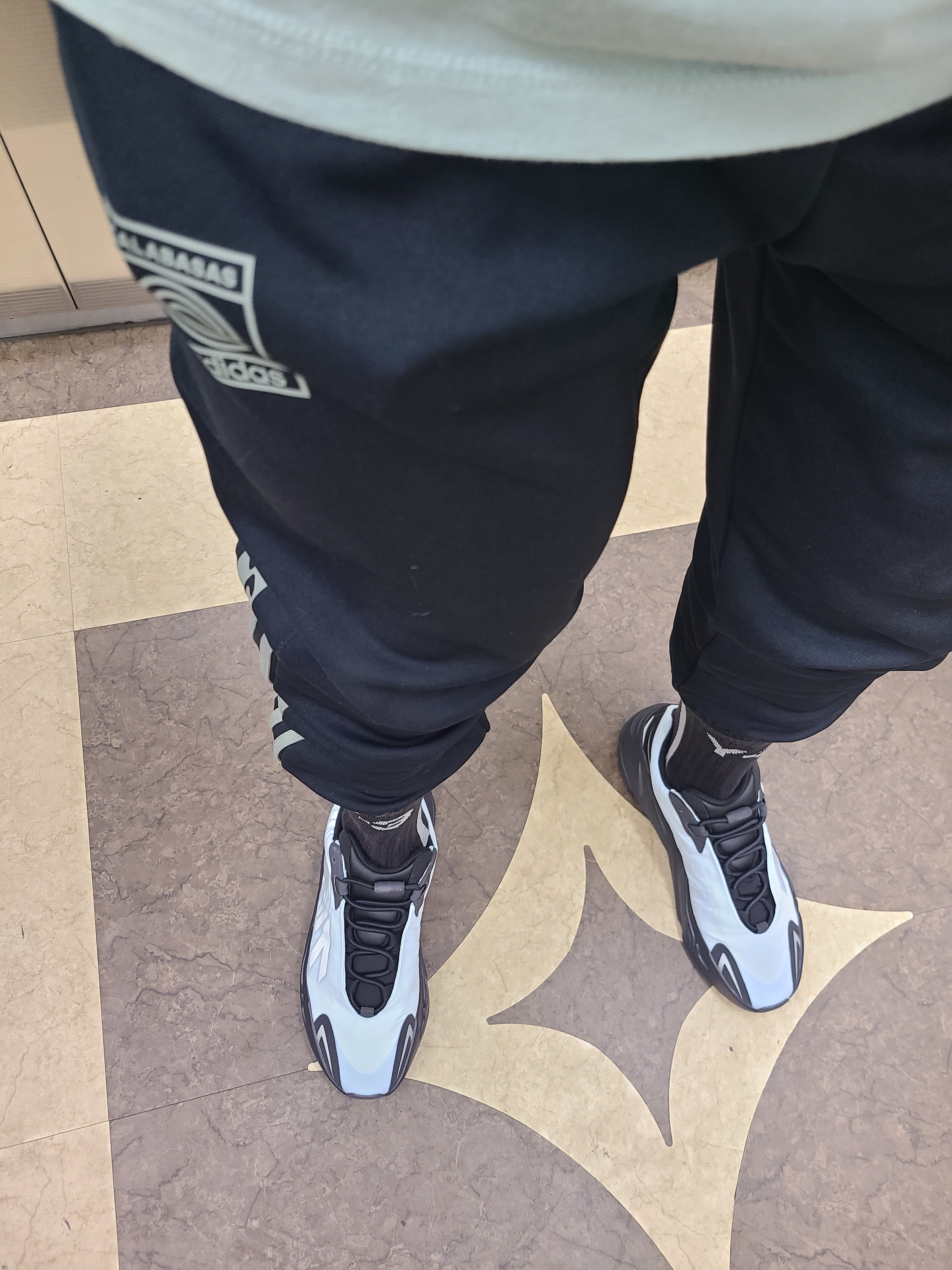 Adidas Yeezy Boost 700 MNVN Blue Tint, Adidas Yeezy Calabasas Track Pants Lunar Wolves 착용 스타일 - 1
