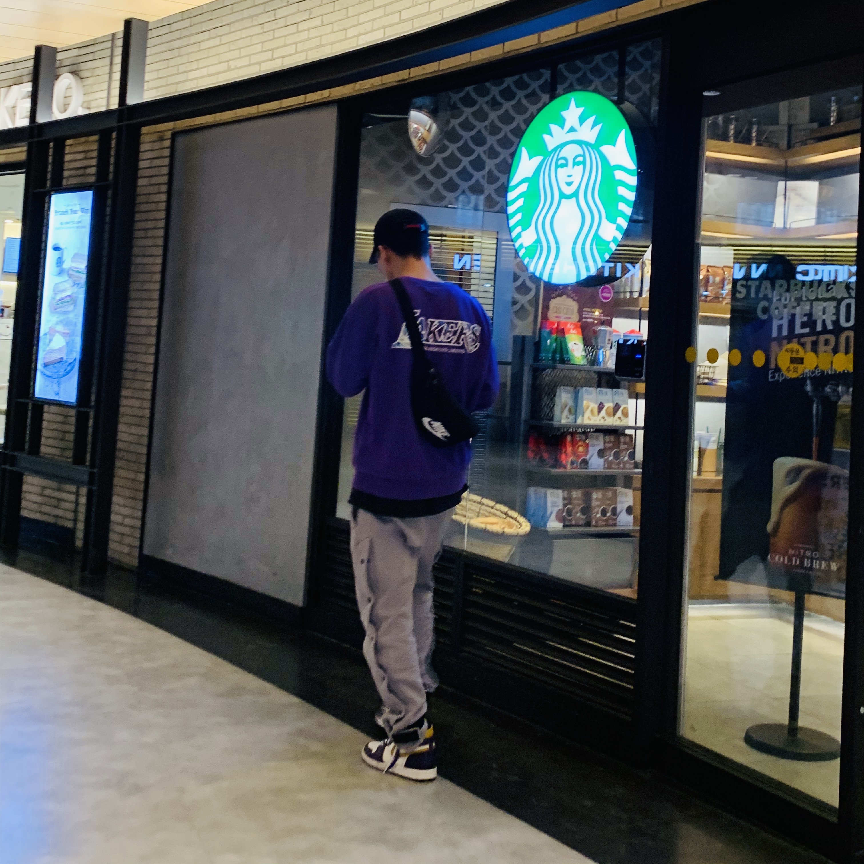 Jordan 1 Retro High OG Defiant SB LA to Chicago, Nike x Fear of God Warm Up Pants Dust 착용 스타일
