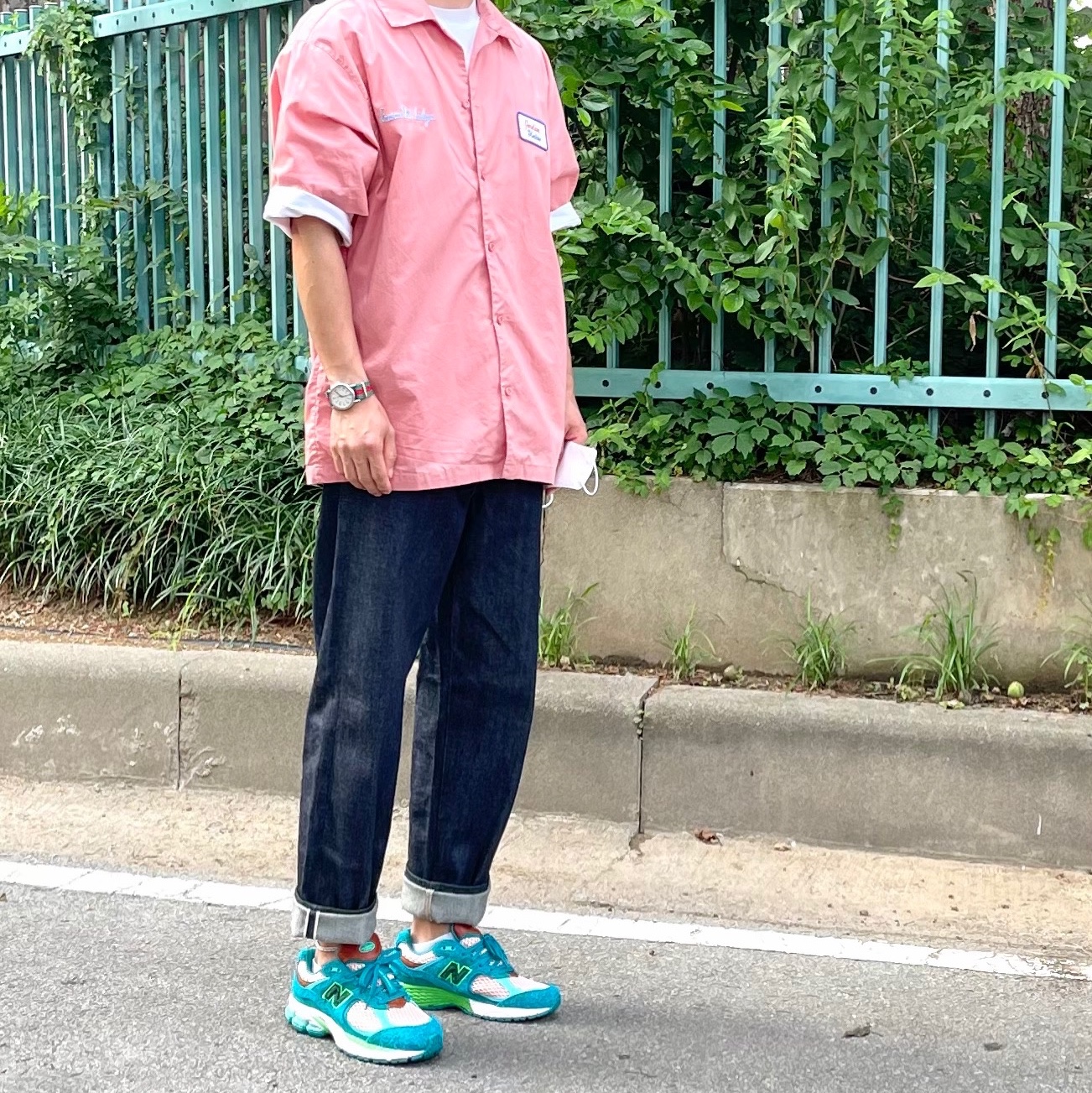New Balance x Salehe Bembury 2002R Water Be The Guide, Jordan x Union Mechanic Shirt Rust Pink 착용 스타일 - 2