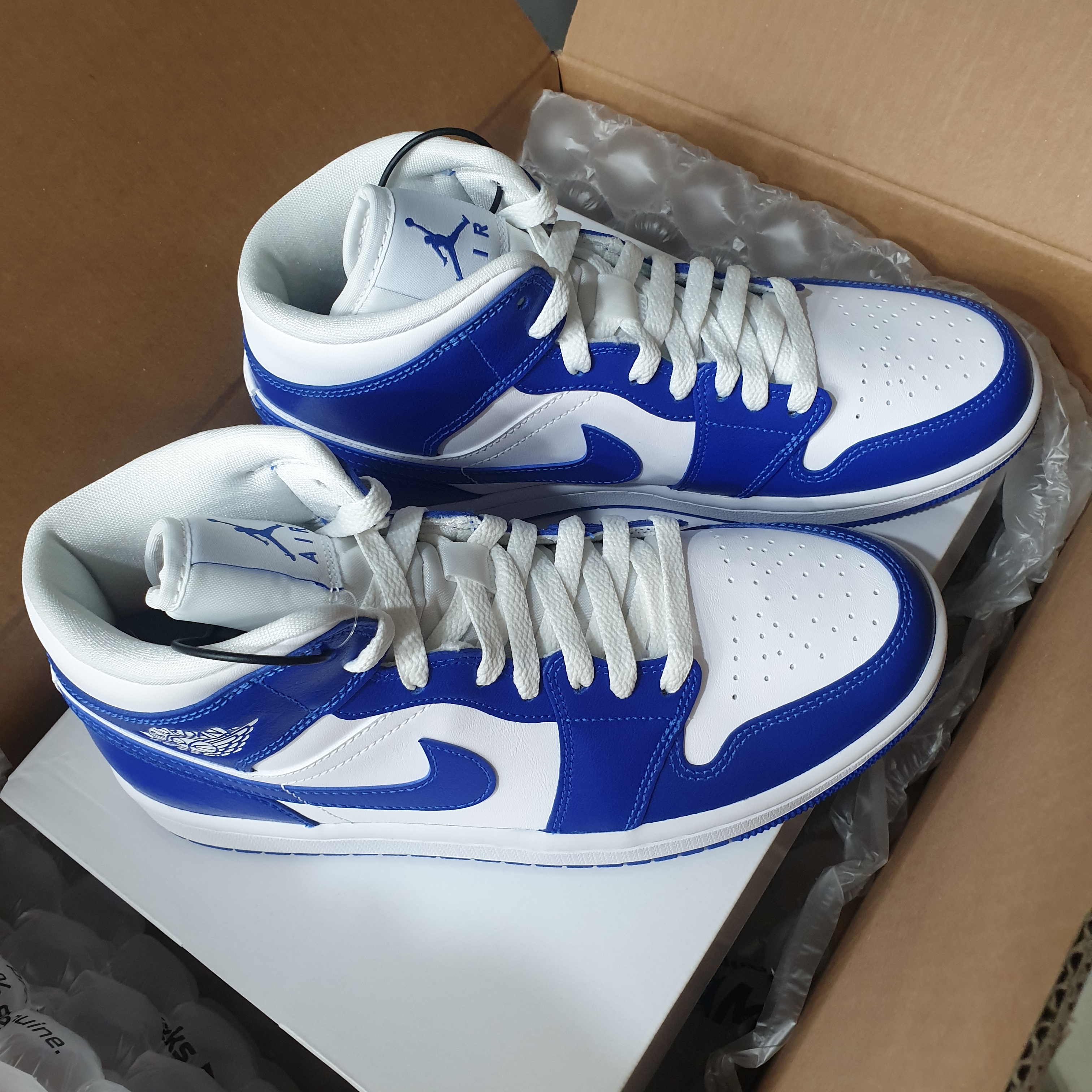 (W) Jordan 1 Mid White Hyper Royal 착용 스타일 - 3