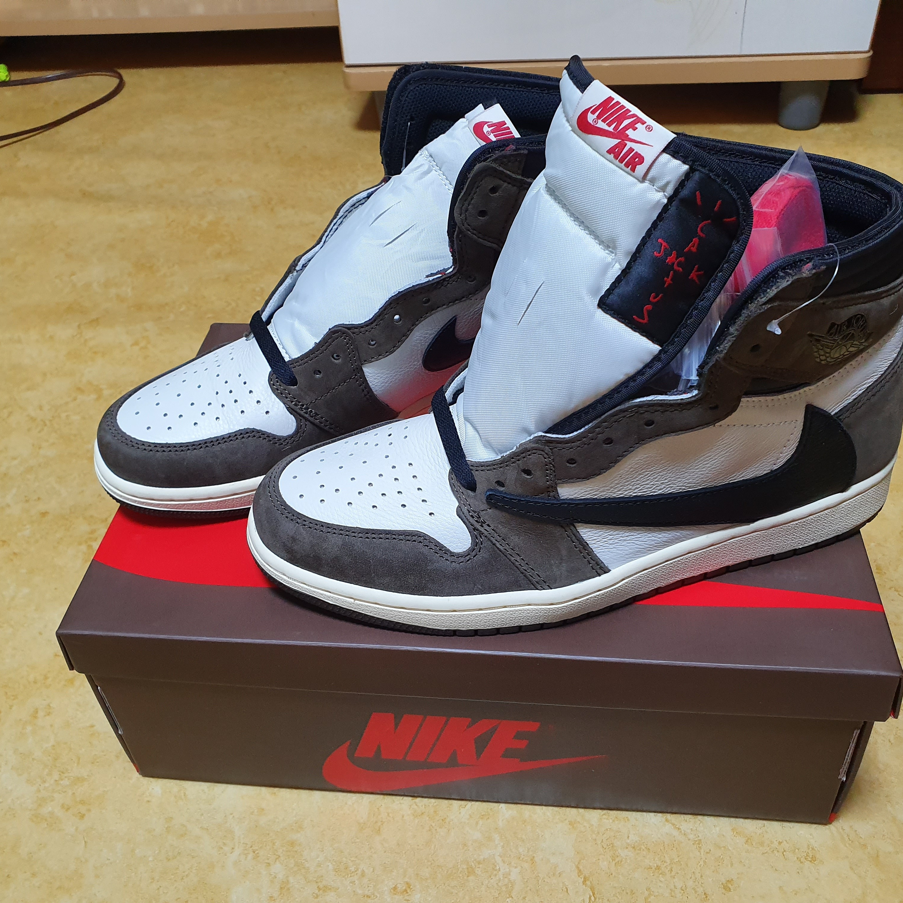 Jordan 1 x Travis Scott Retro High OG SP Mocha 착용 스타일 - 3