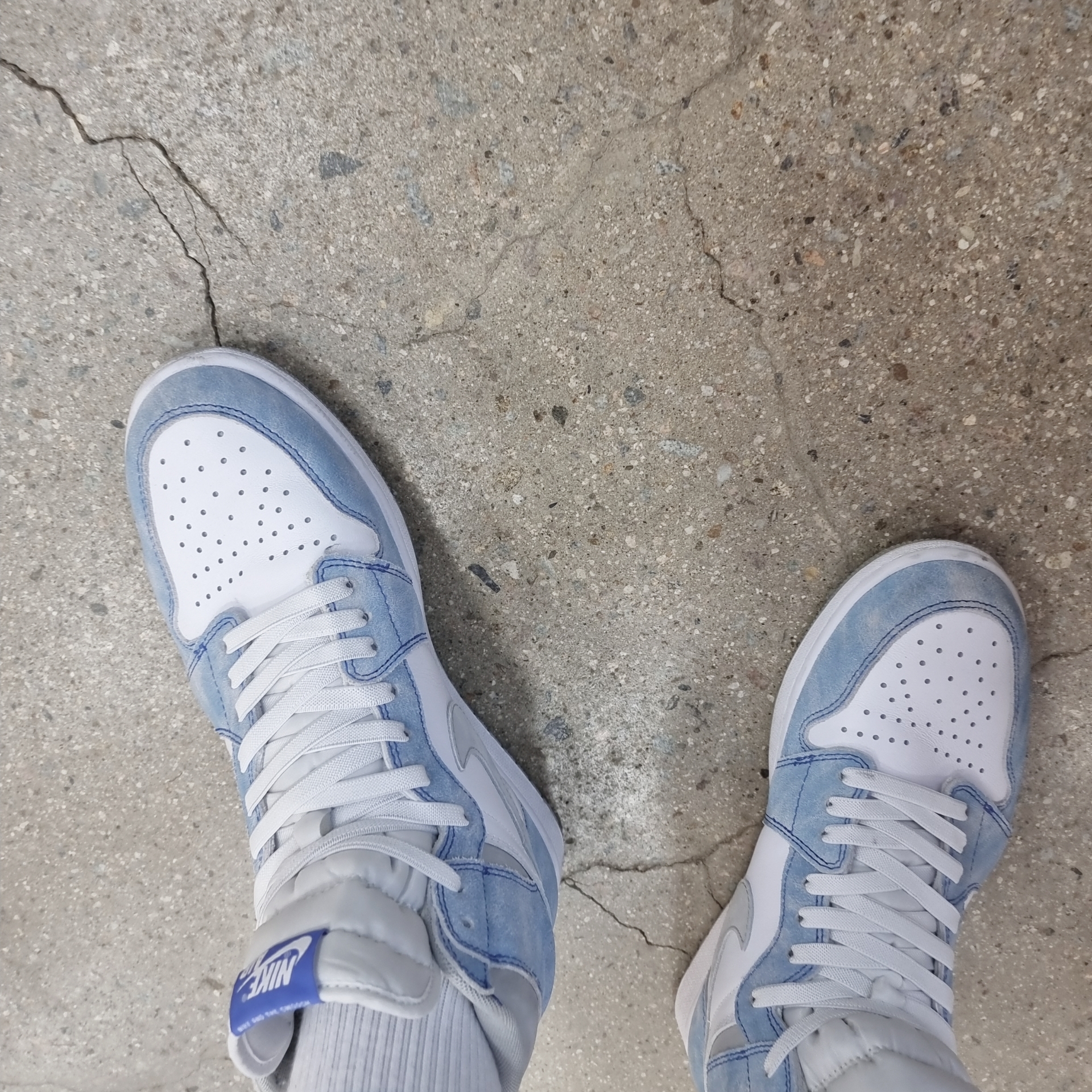 Jordan 1 Retro High OG Hyper Royal 착용 스타일 - 3