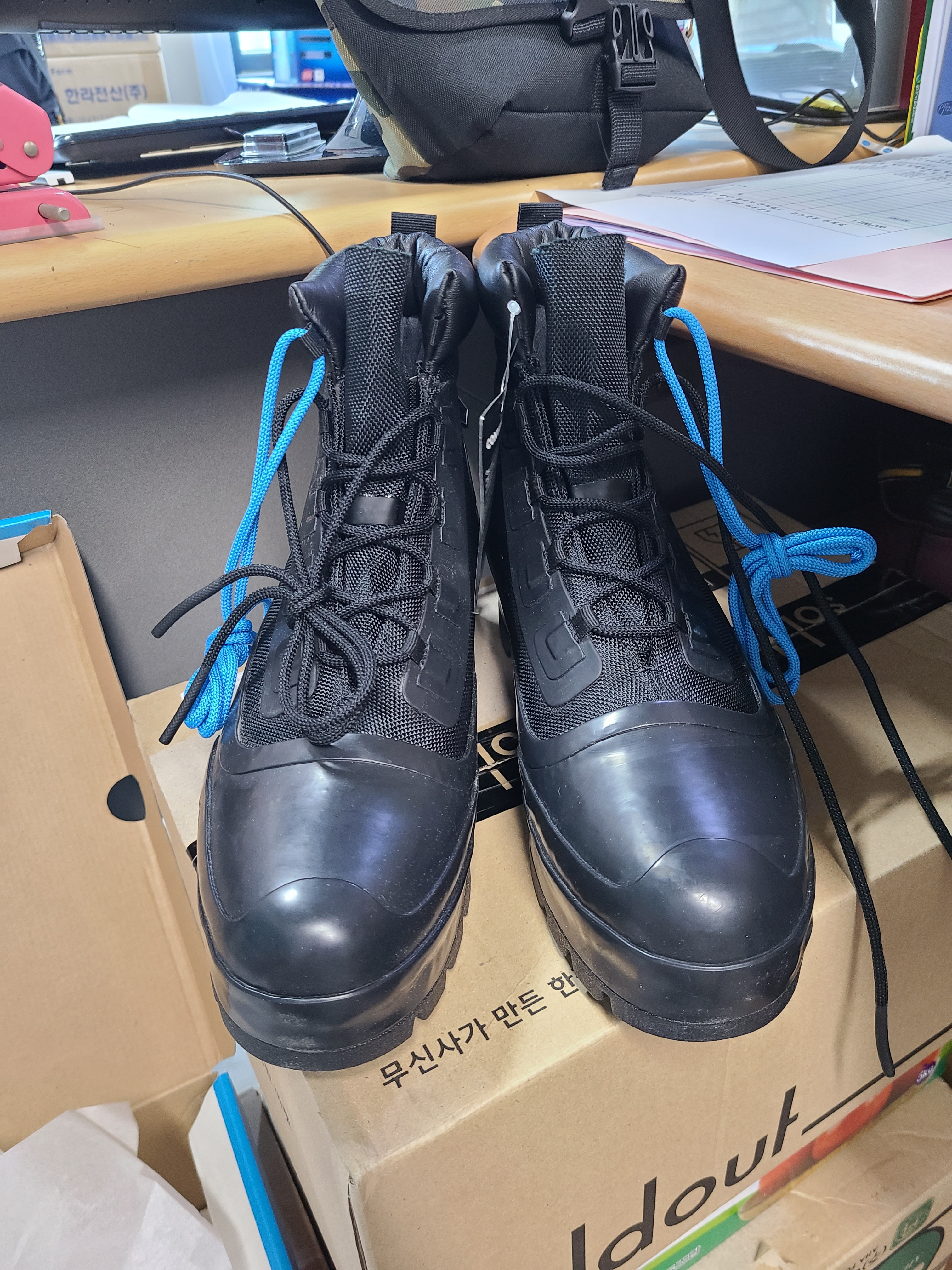 Converse x Off-White Chuck 70 High V2 2021, Converse x Ambush Chuck Taylor All Star Duck Boot Black 착용 스타일 - 3