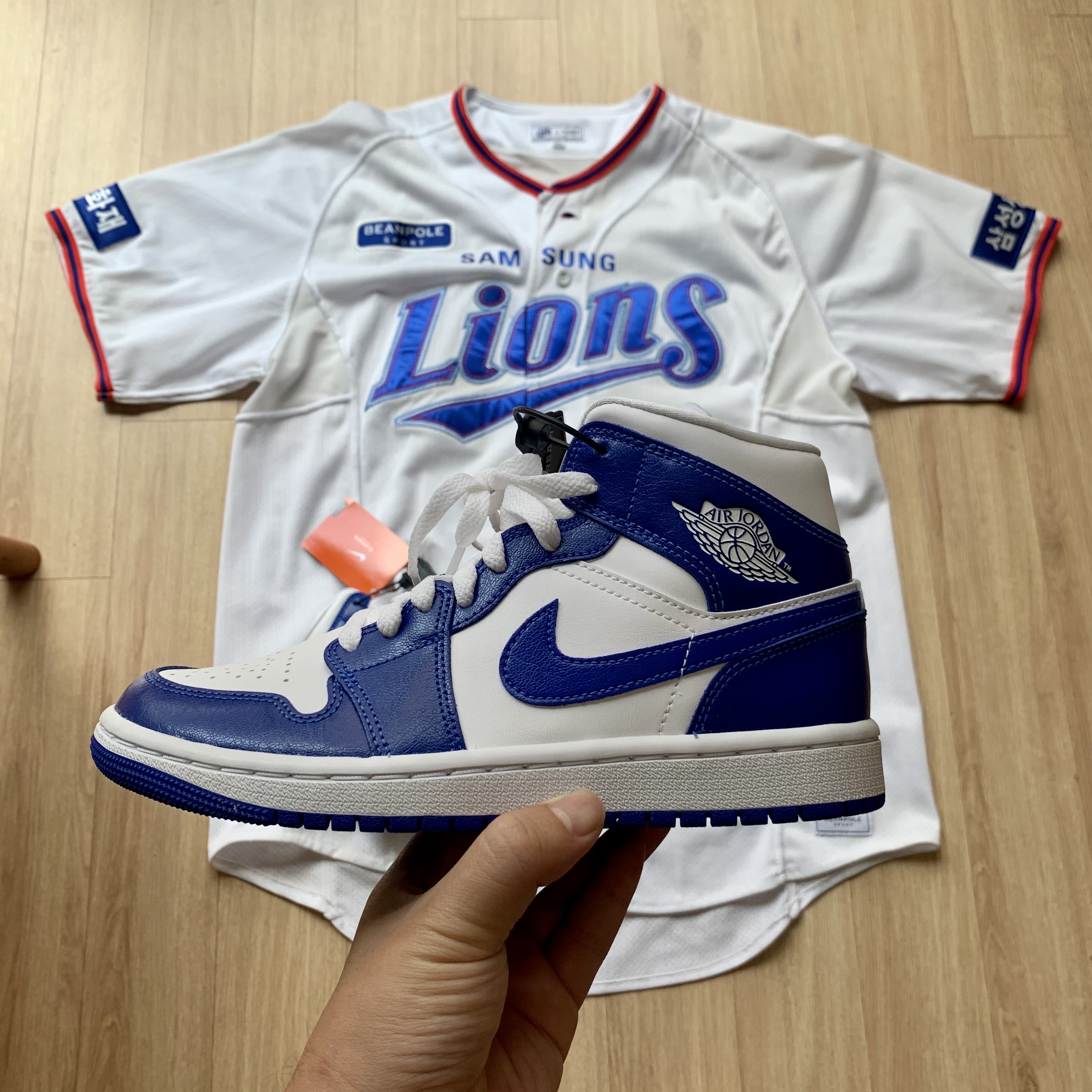 (W) Jordan 1 Mid White Hyper Royal 착용 스타일 - 2