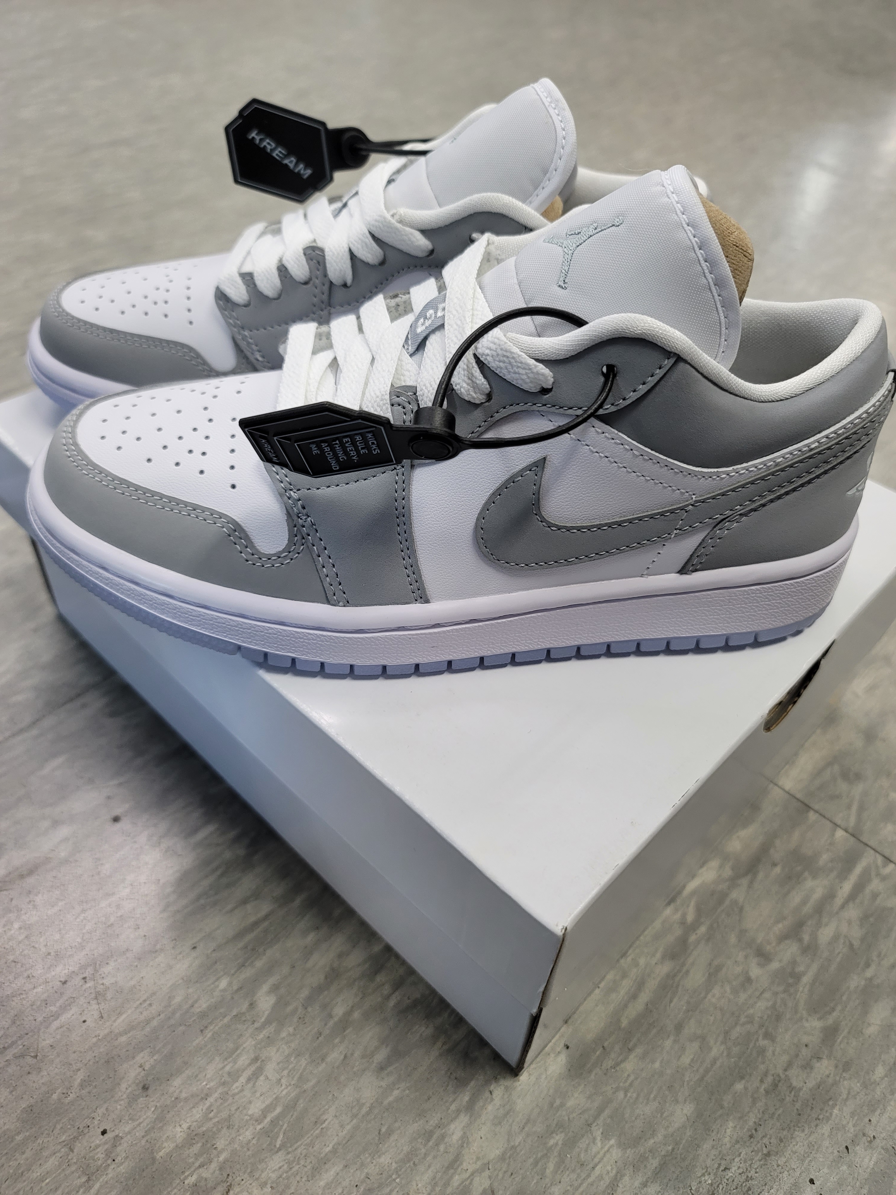 (W) Jordan 1 Low White Wolf Grey 착용 스타일 - 1