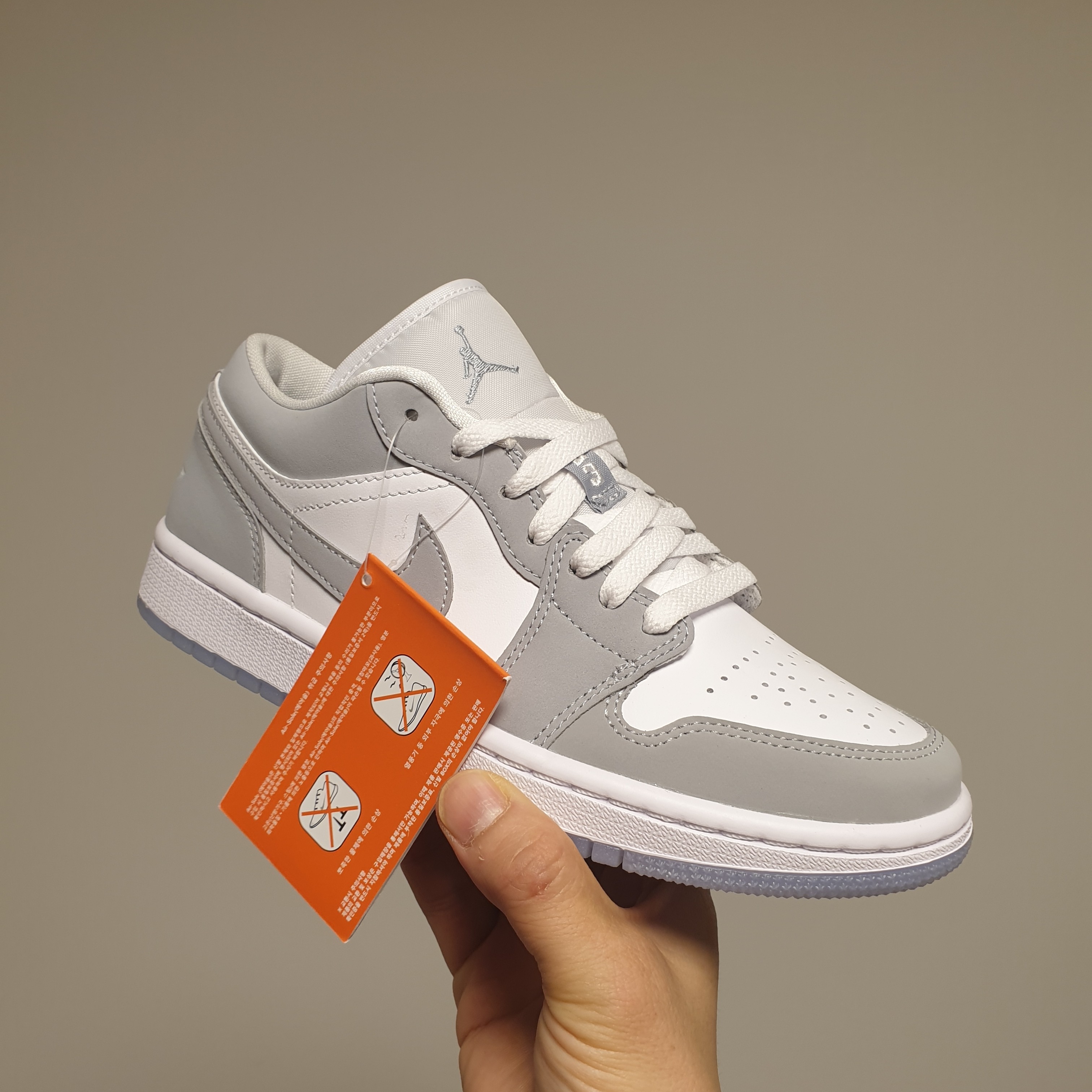(W) Jordan 1 Low White Wolf Grey 착용 스타일 - 1