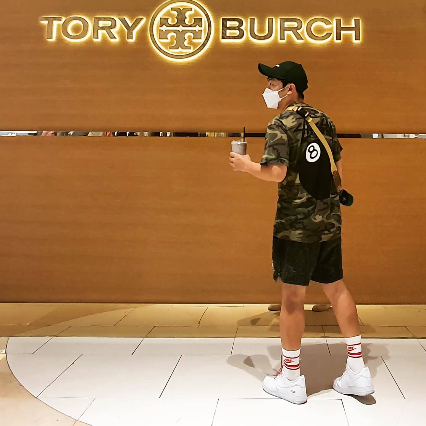 Nike x Supreme Air Force 1 Low White, Supreme x Barbour Waxed Cotton Waist Bag Leopard - 20SS 착용 스타일 - 2