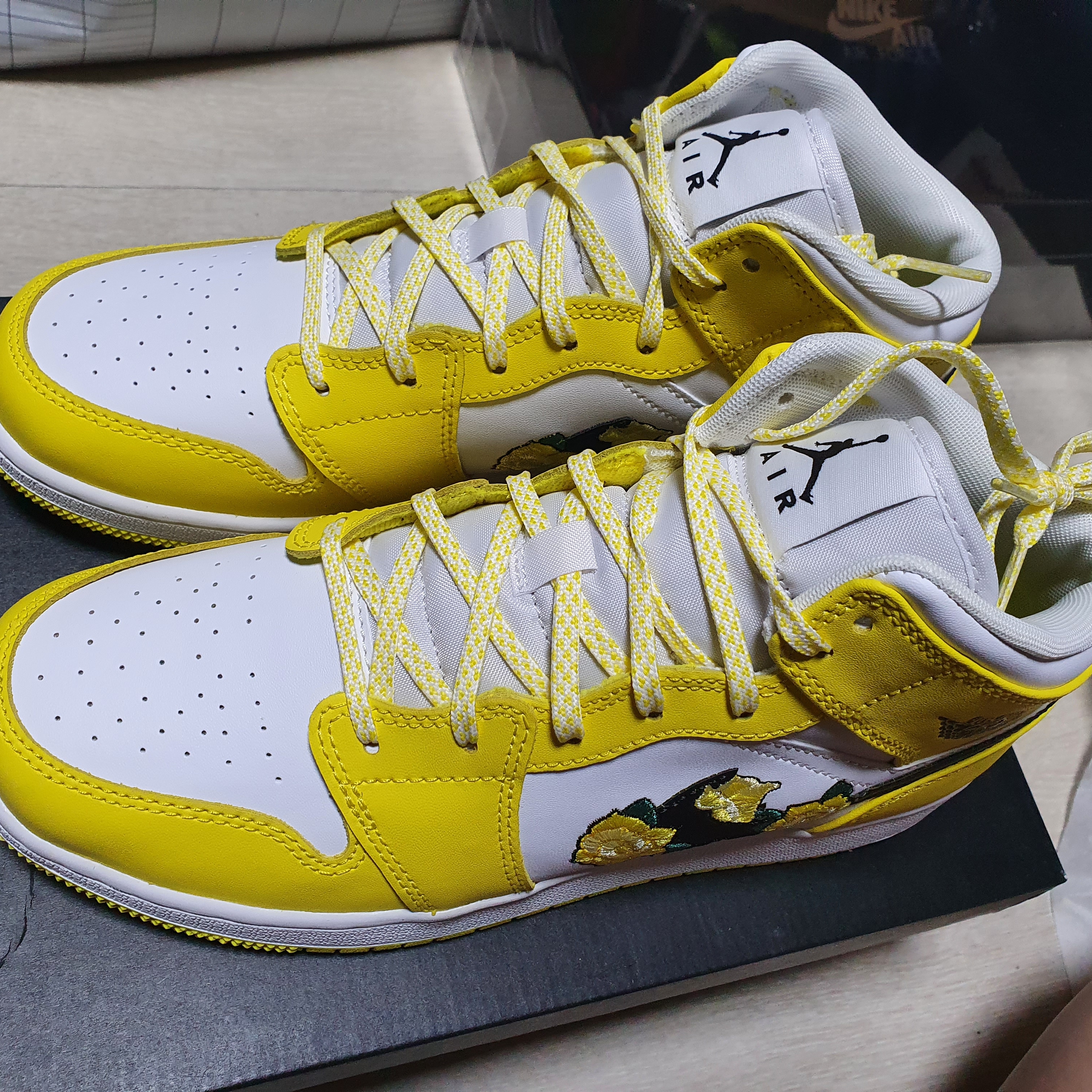 (GS) Jordan 1 Mid SE Rose Patch Dynamic Yellow 착용 스타일