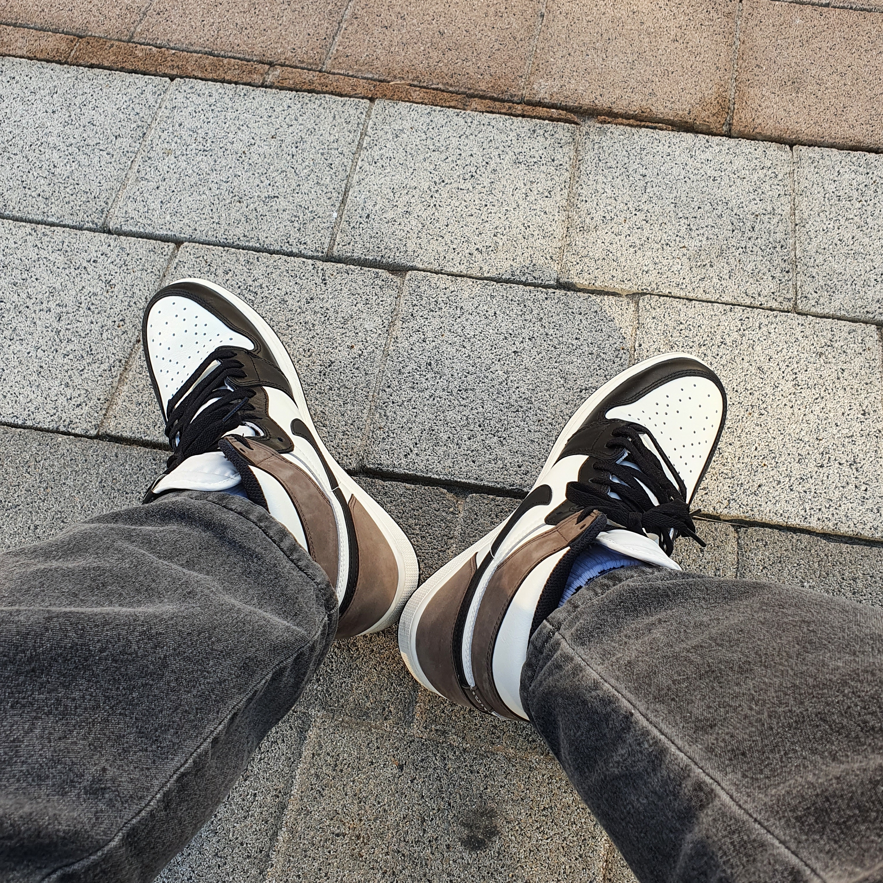 Jordan 1 Retro High OG Black Mocha 착용 스타일 - 2