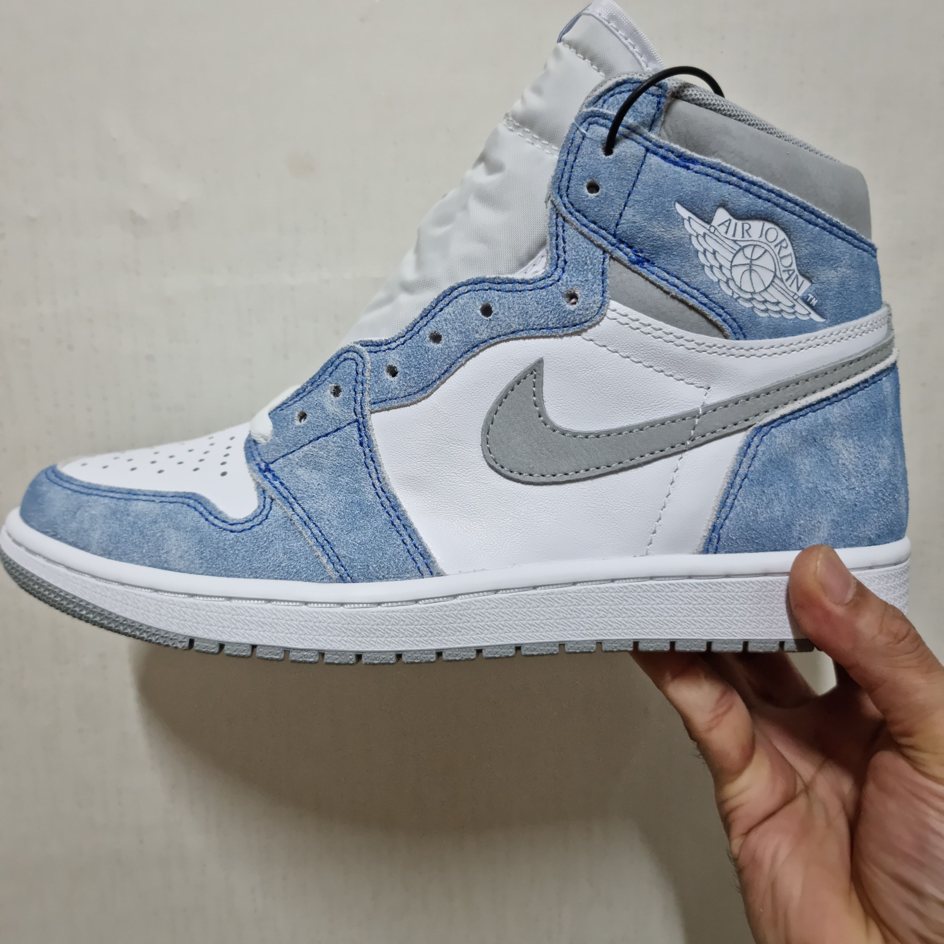 Jordan 1 Retro High OG Hyper Royal 착용 스타일 - 3