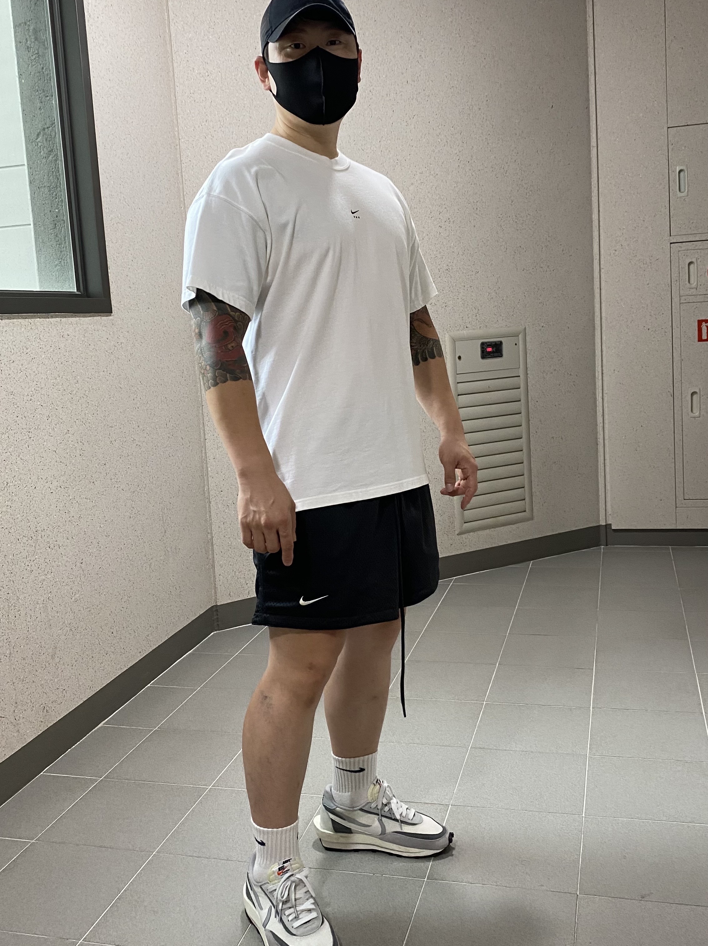 Nike x Matthew M Williams NRG SE S/S T-Shirt White, Nike x Fear of God Basketball Shorts Off Noir 착용 스타일