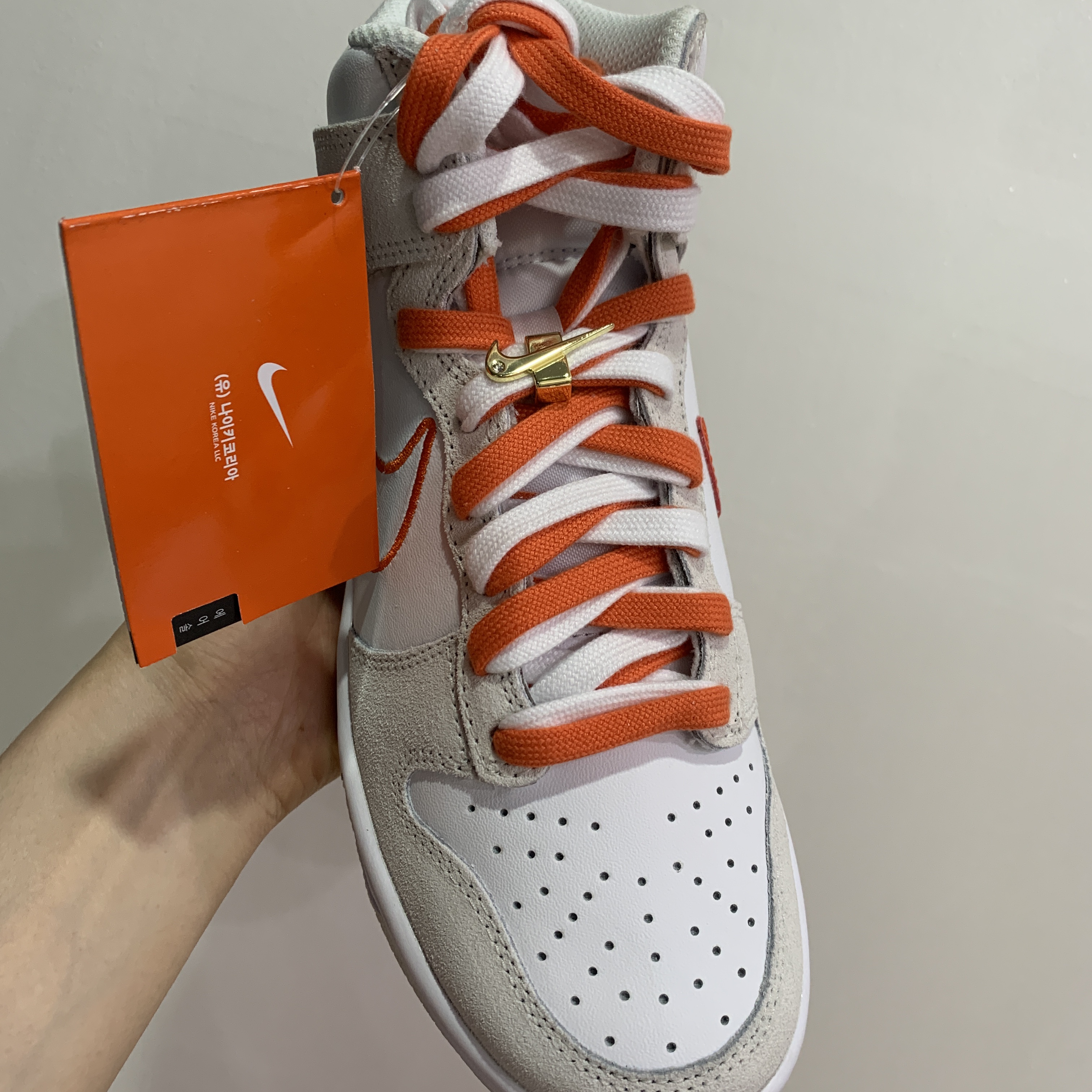 (W) Nike Dunk High SE First Use Sail University Orange 착용 스타일 - 2